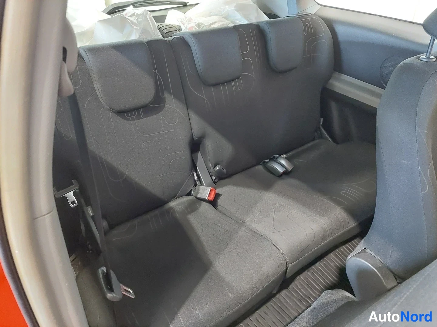 Punainen Toyota Yaris 2010, takaistuimet, kuva 13