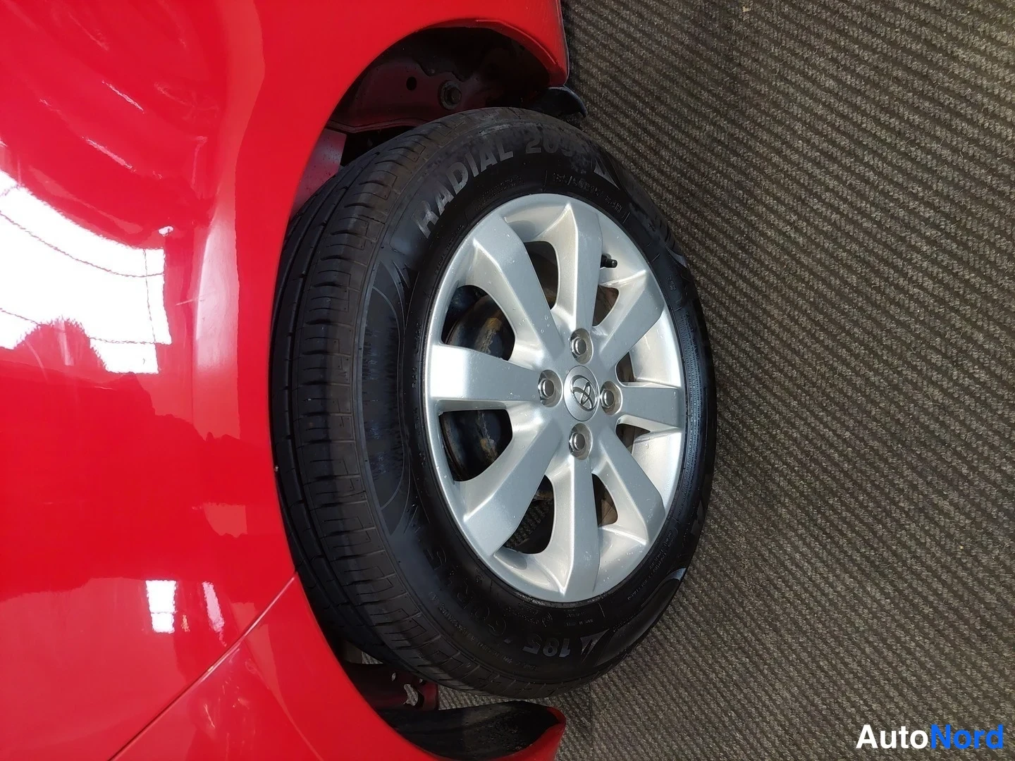 Punainen Toyota Yaris 2010, yksityiskohta, kuva 15
