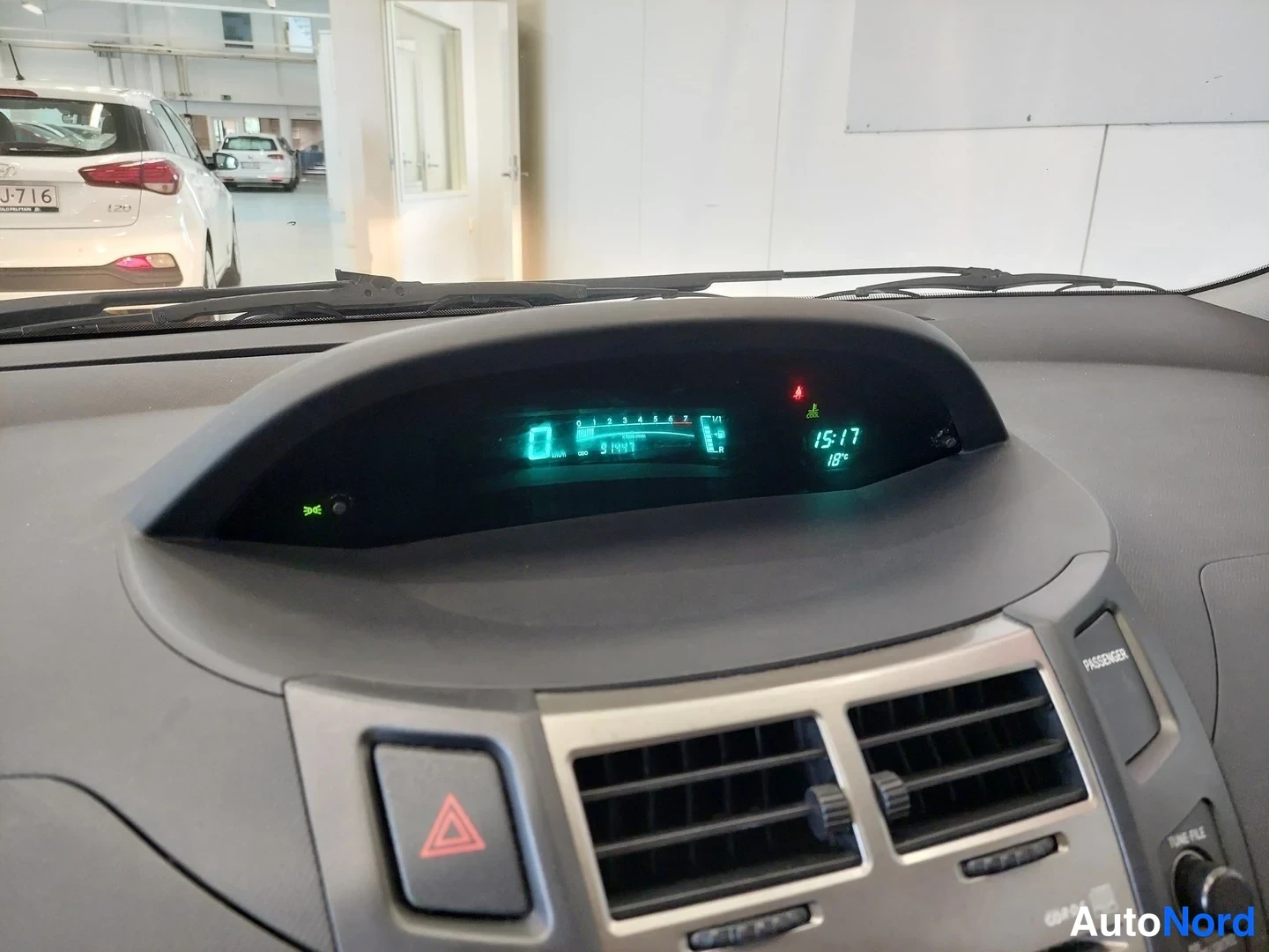 Punainen Toyota Yaris 2010, yksityiskohta, kuva 16