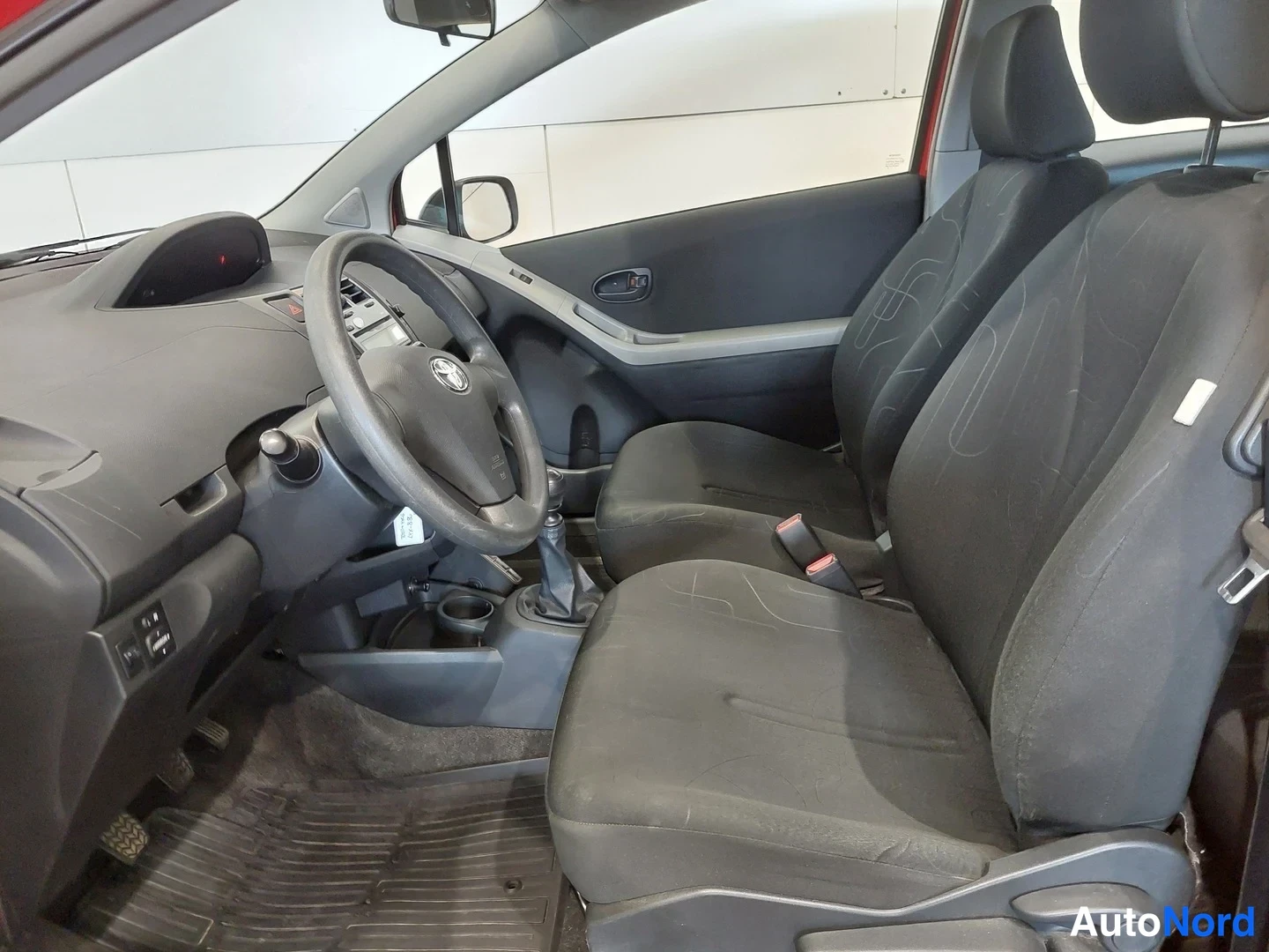 Punainen Toyota Yaris 2010, ohjaamo, kuva 11