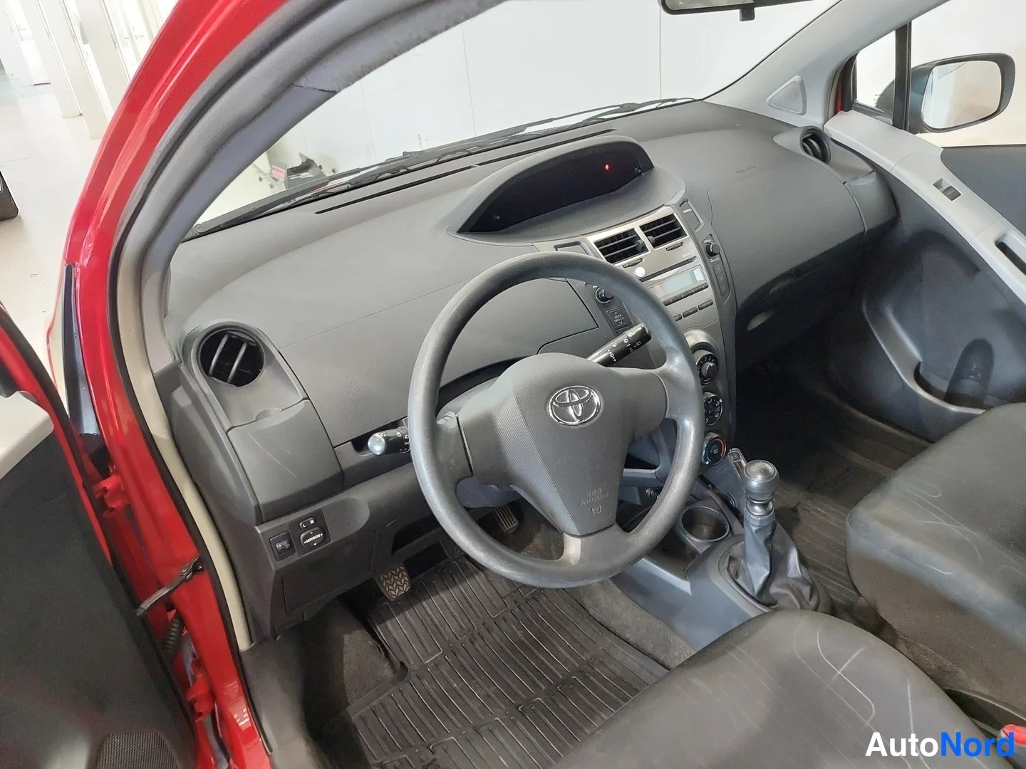 Punainen Toyota Yaris 2010, ohjaamo, kuva 12