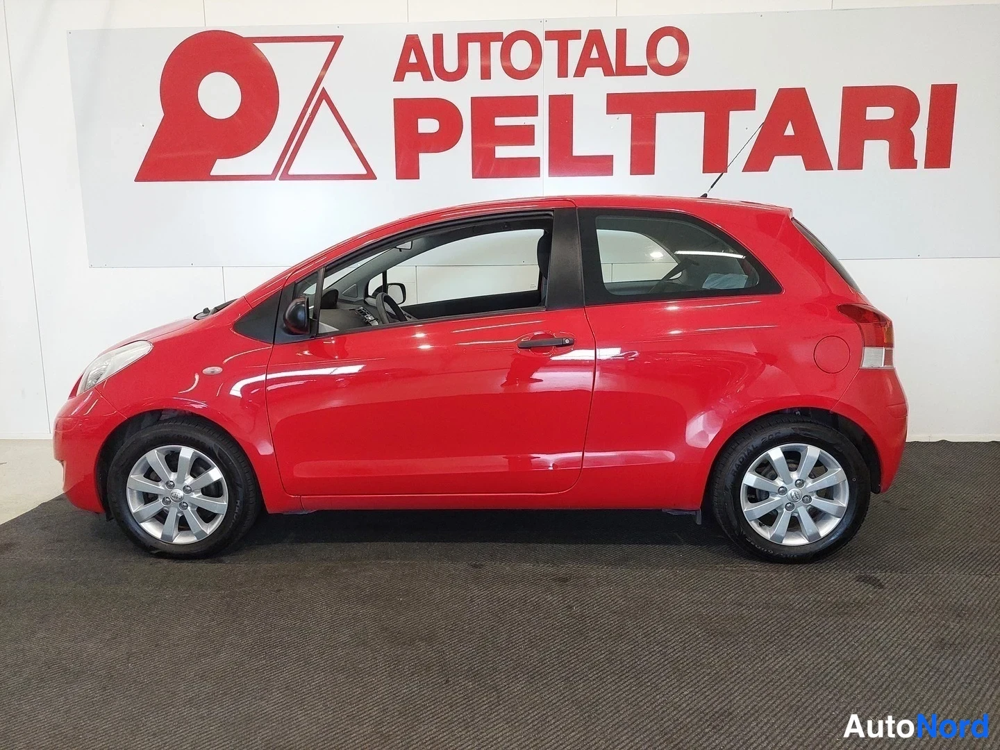 Punainen Toyota Yaris 2010, sivulta, kuva 4