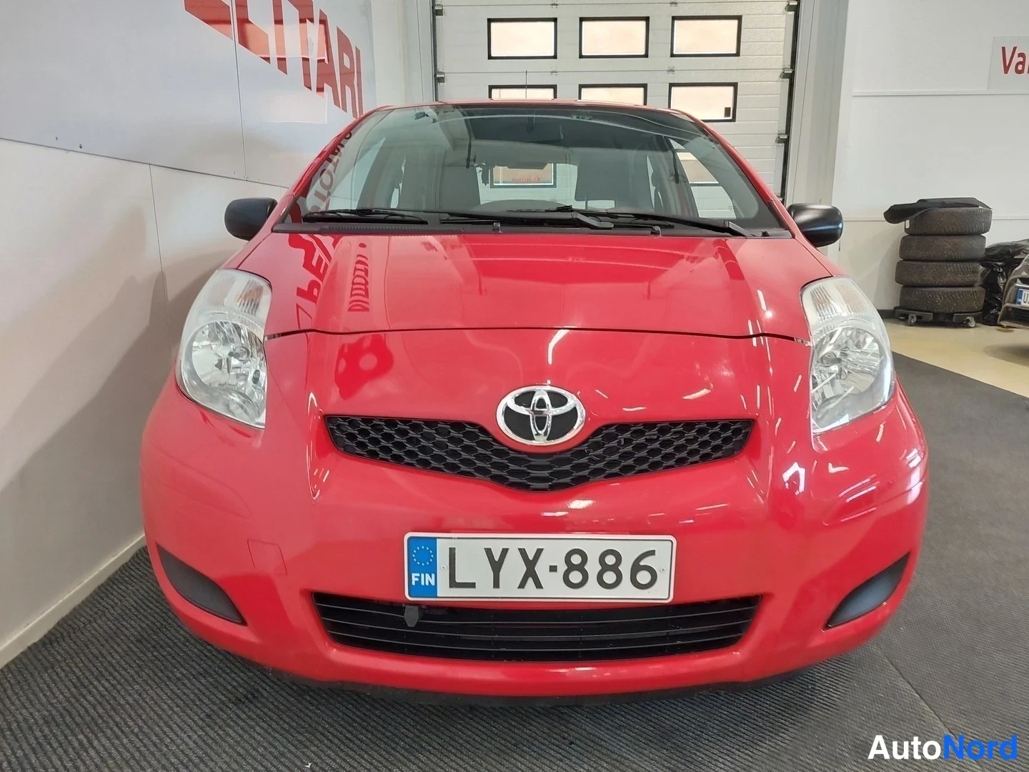 Punainen Toyota Yaris 2010, edestä, kuva 3