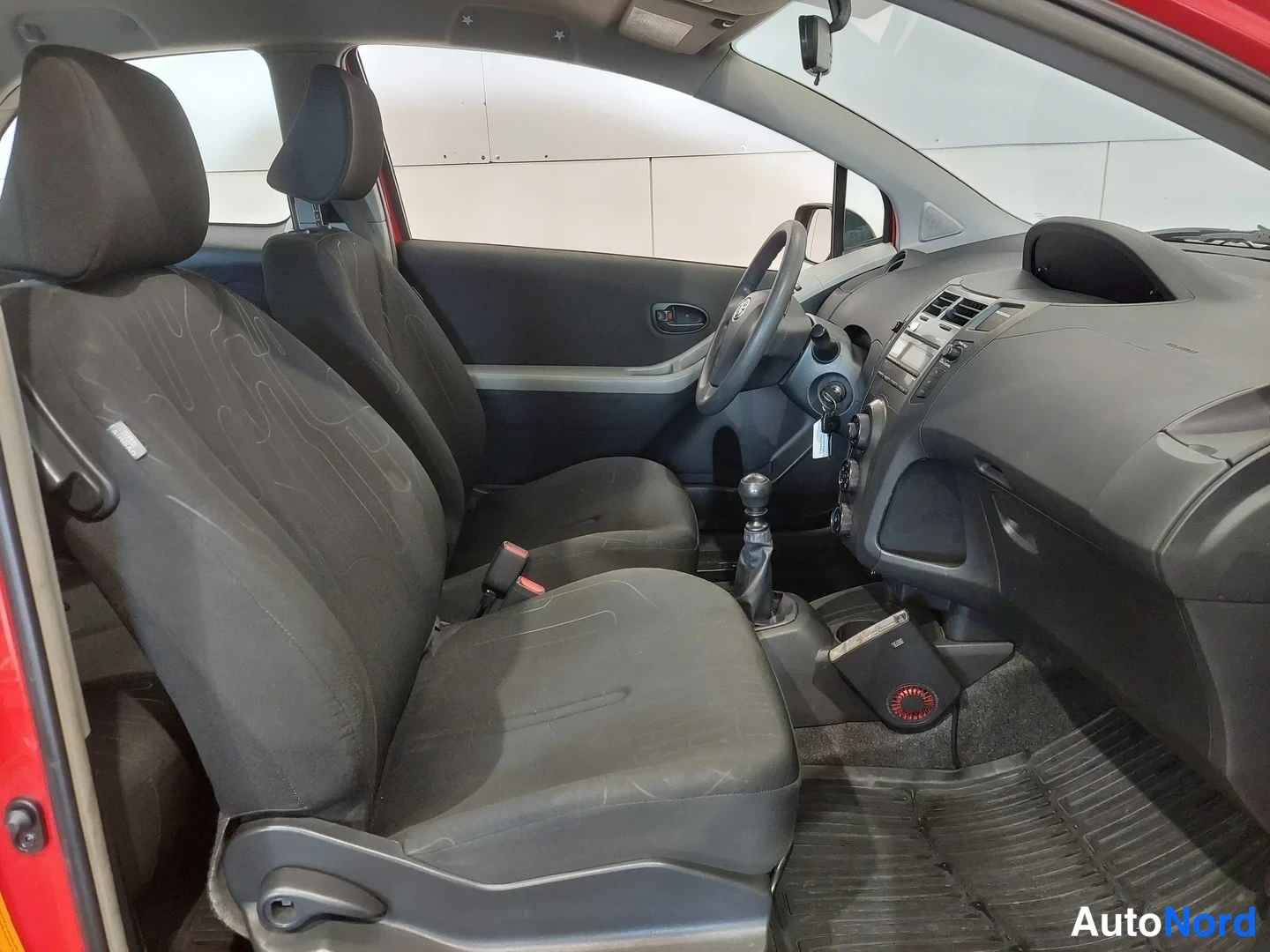 Punainen Toyota Yaris 2010, ohjaamo, kuva 9