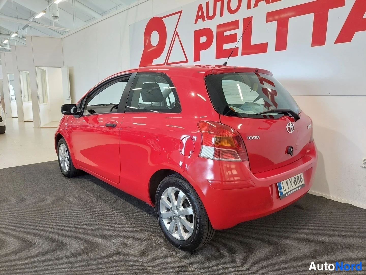 Punainen Toyota Yaris 2010, takaviisto, kuva 6