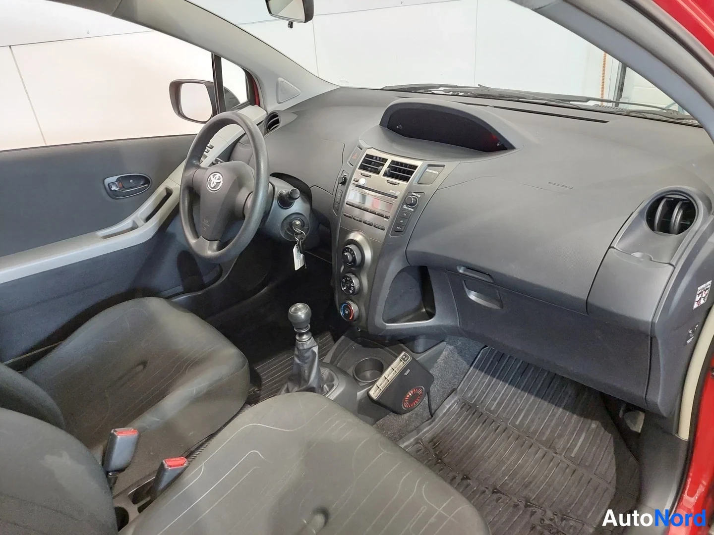 Punainen Toyota Yaris 2010, ohjaamo, kuva 10