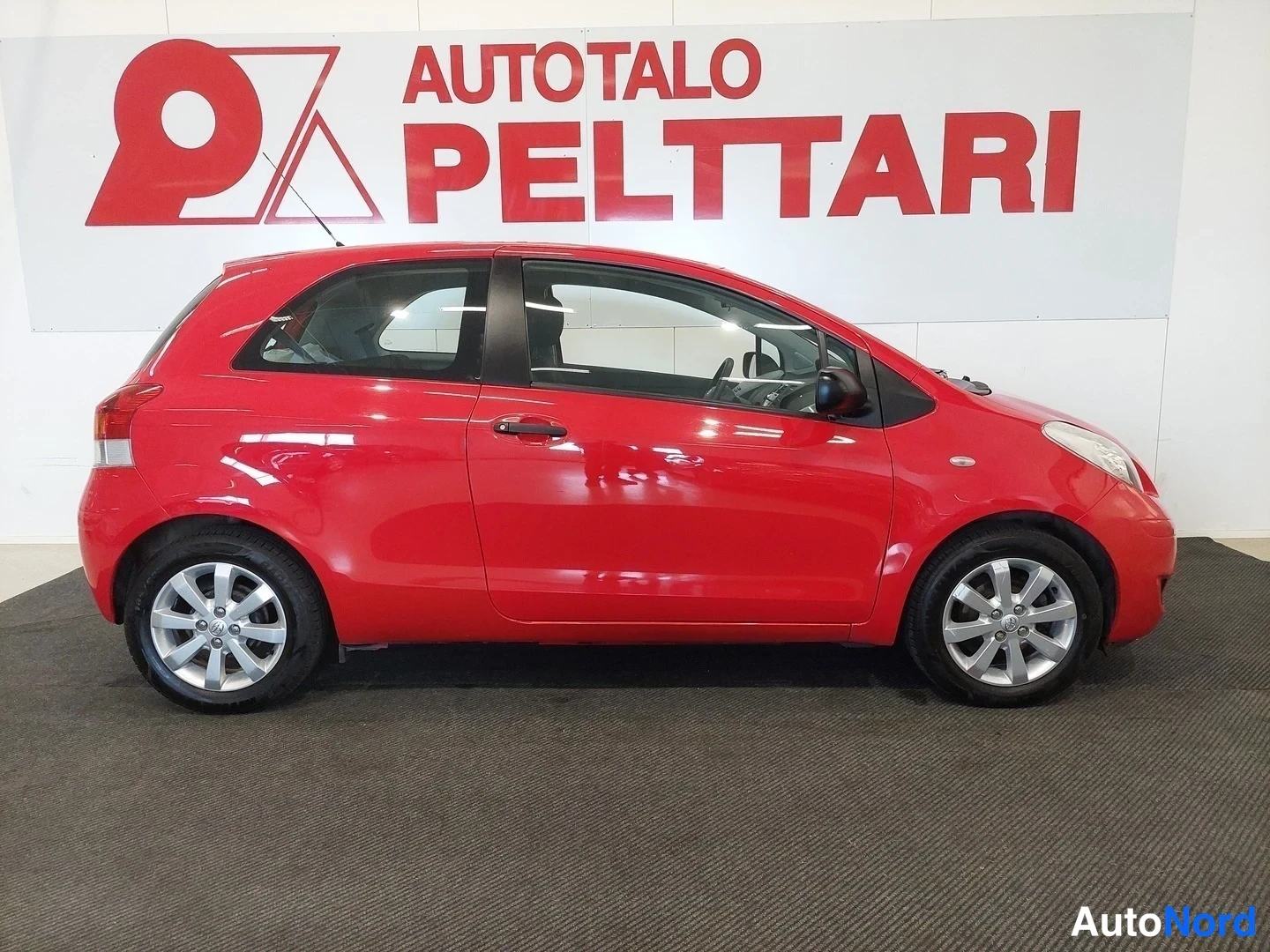 Punainen Toyota Yaris 2010, sivulta, kuva 5