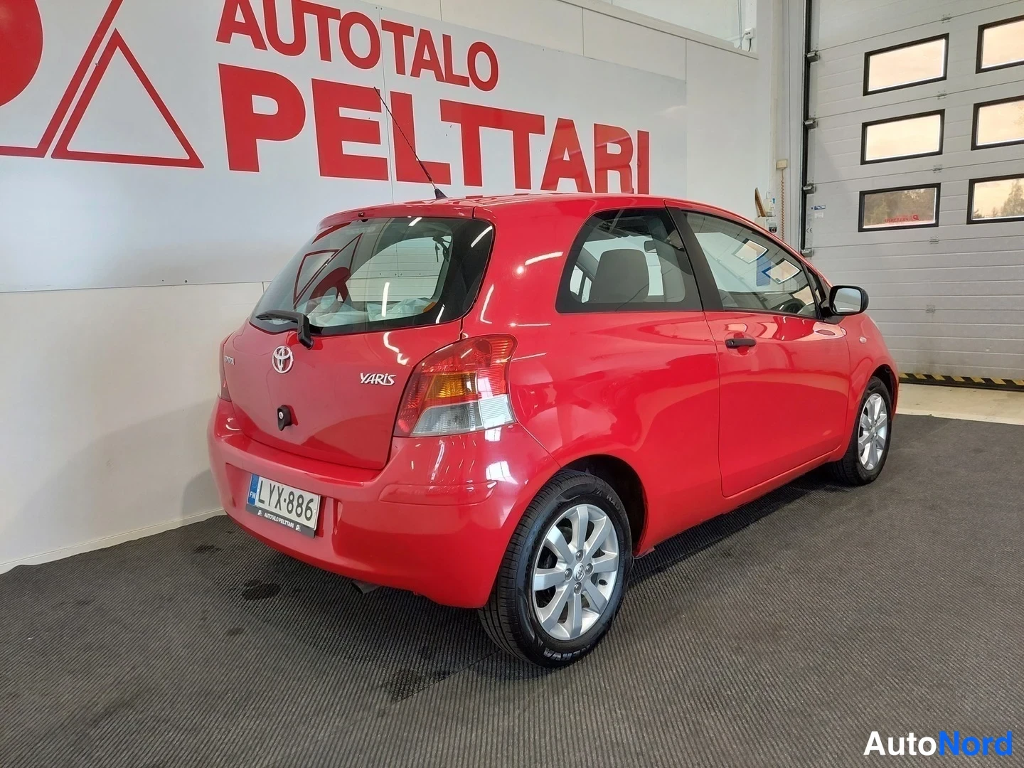 Punainen Toyota Yaris 2010, takaviisto, kuva 7