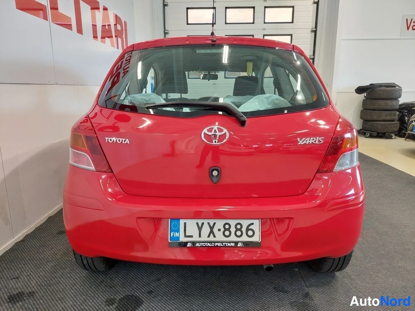 Punainen Toyota Yaris 2010, takaa, kuva 8