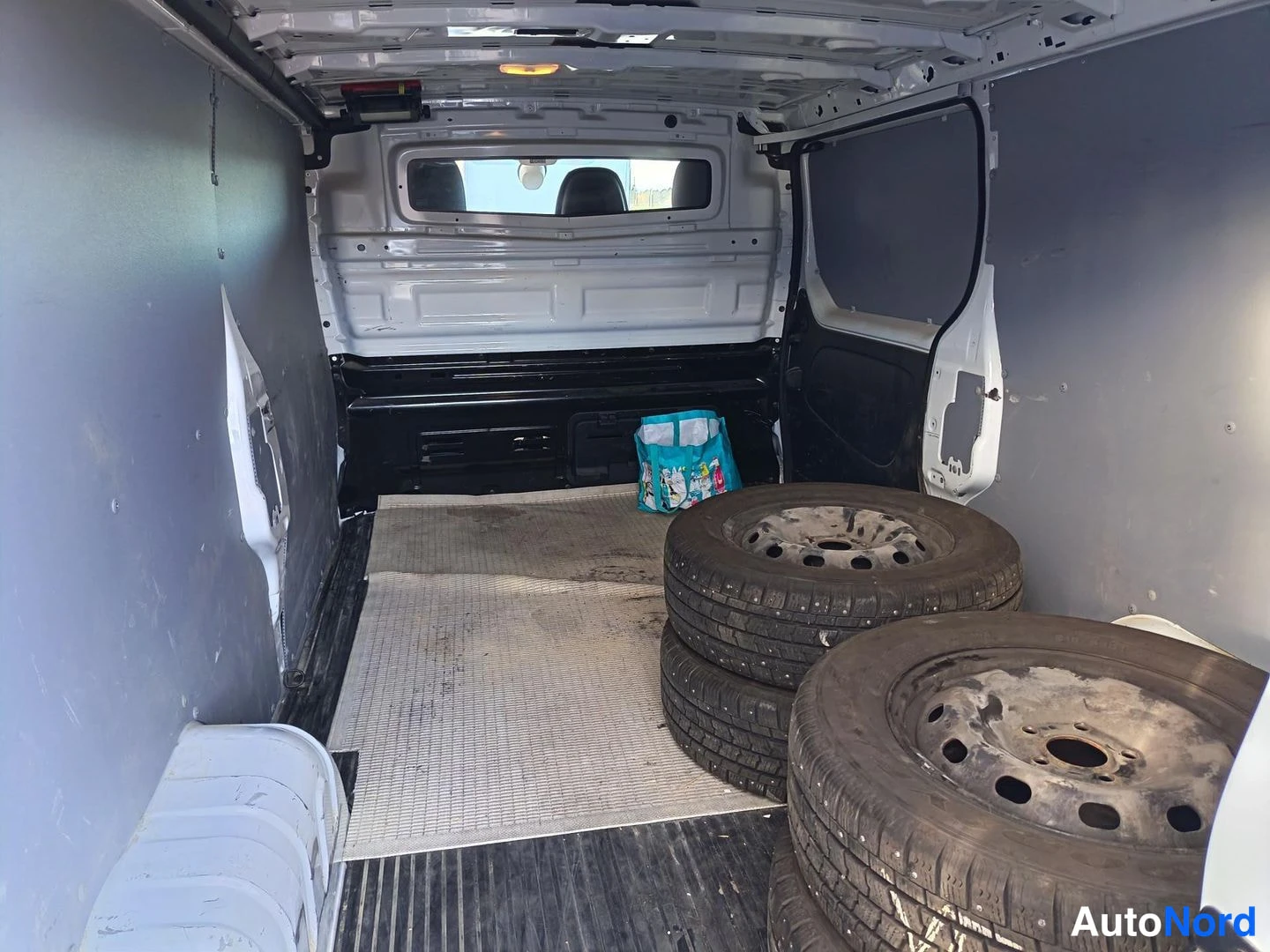 Valkoinen Opel Vivaro 2019, tavaratila, kuva 6