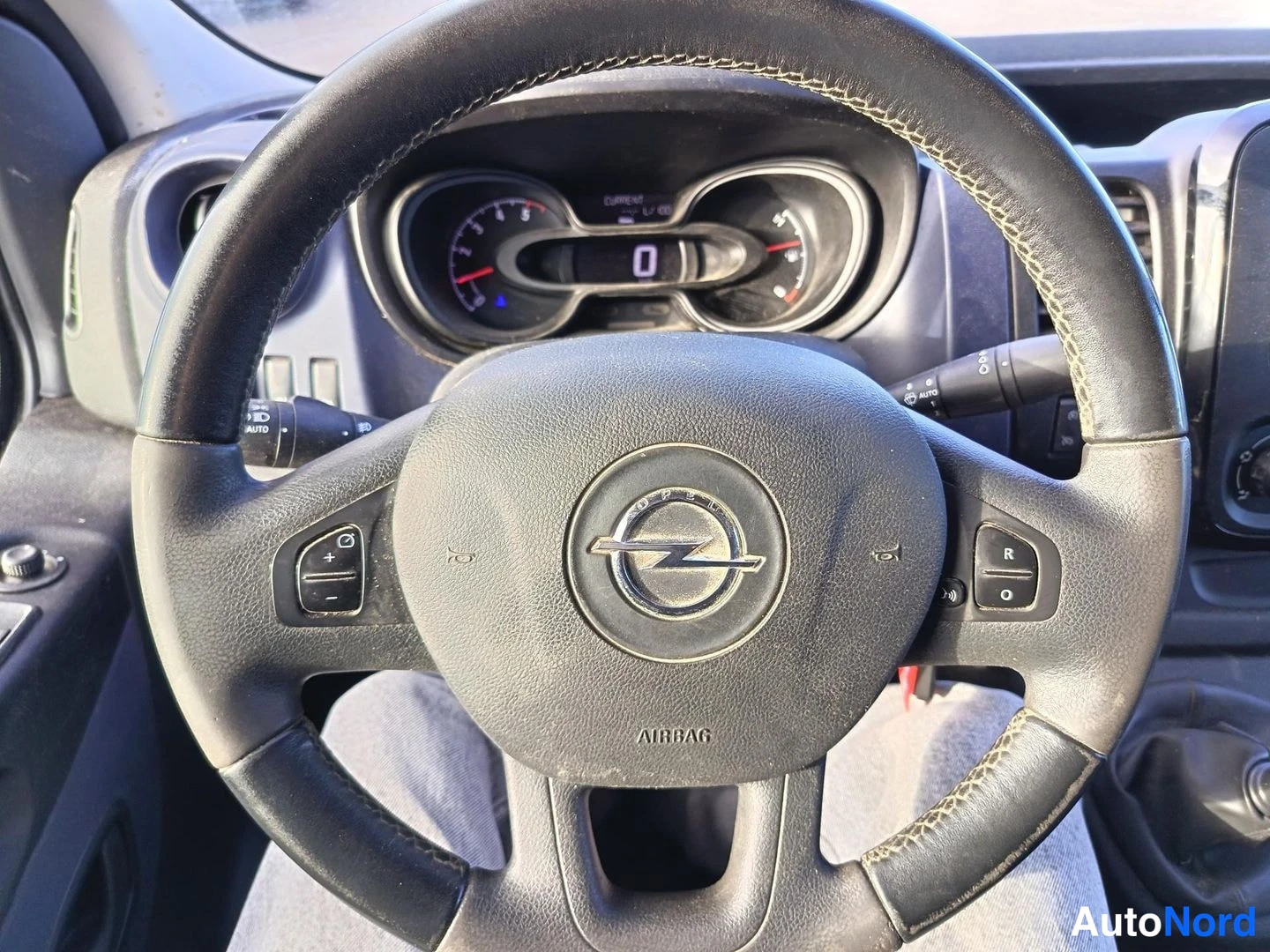 Valkoinen Opel Vivaro 2019, ohjaamo, kuva 5