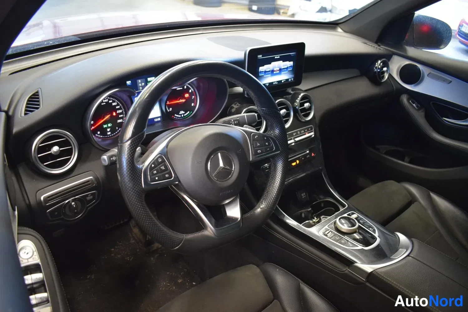 Punainen Mercedes-Benz GLC 350 e 4MATIC 2017, ohjaamo, kuva 3