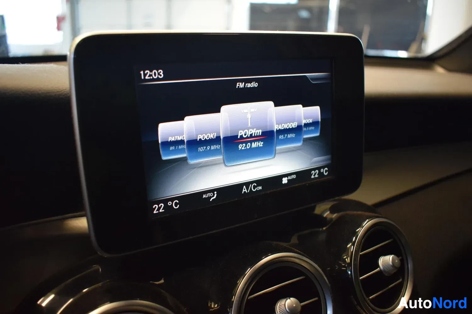 Punainen Mercedes-Benz GLC 350 e 4MATIC 2017, yksityiskohta, kuva 5