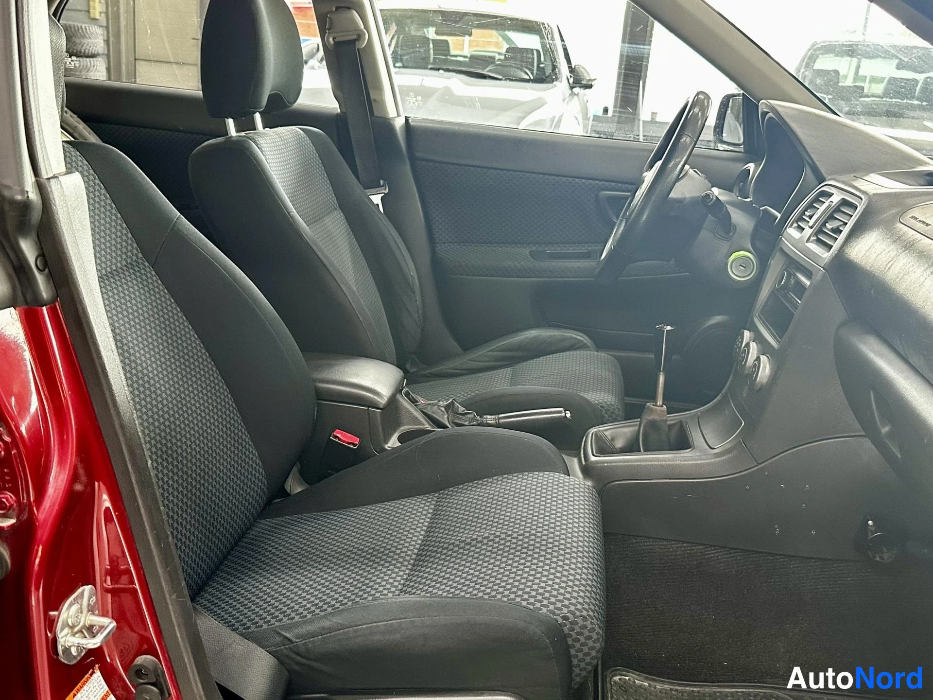 Punainen Subaru Impreza 2007, kuva 11