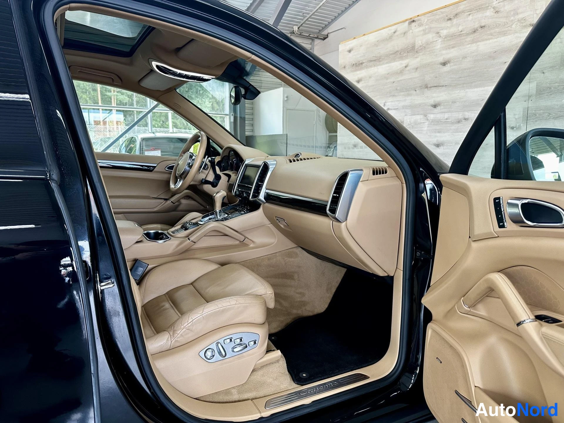 Musta Porsche Cayenne 2012, kuva 12