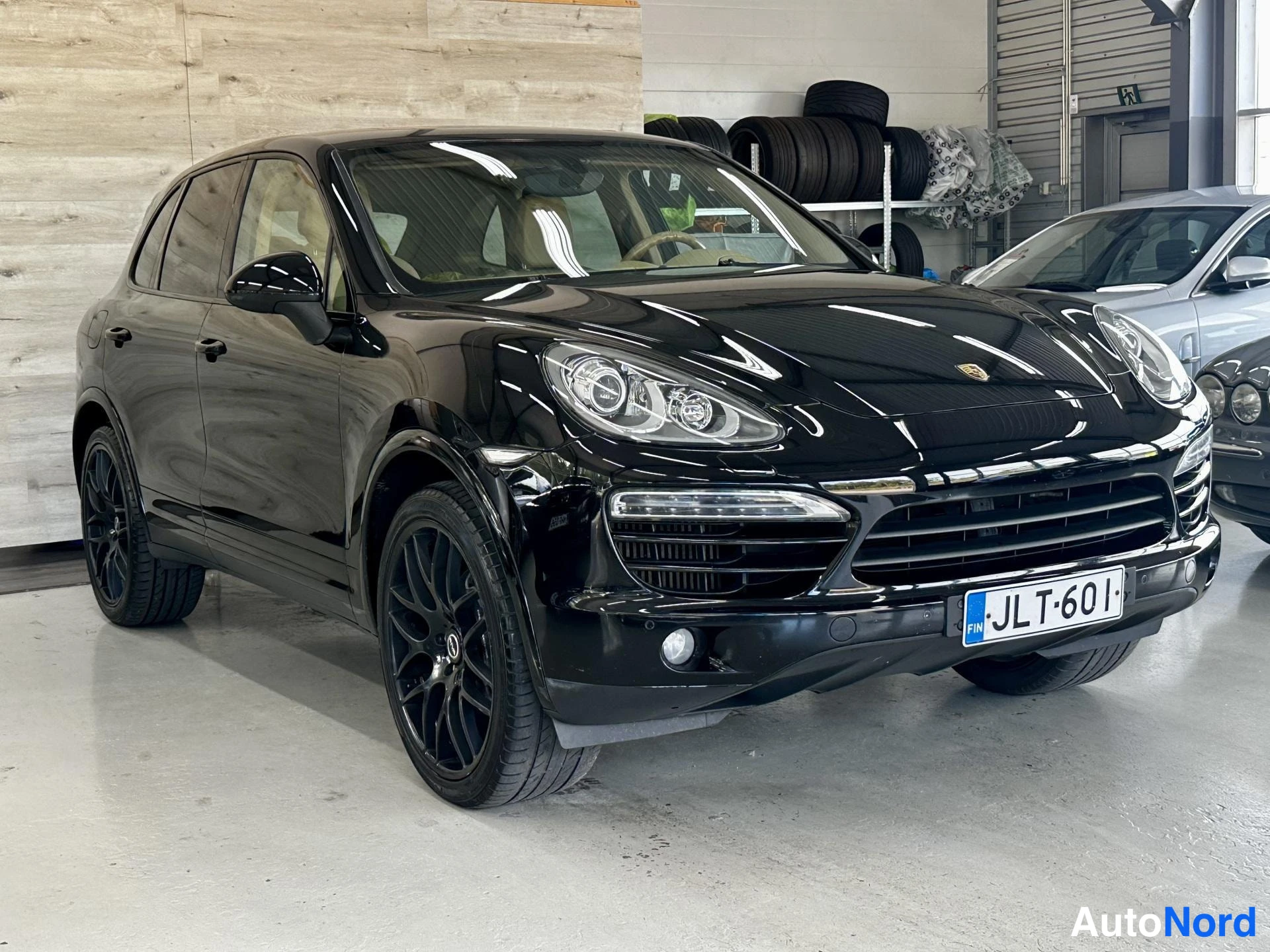 Musta Porsche Cayenne 2012, kuva 2