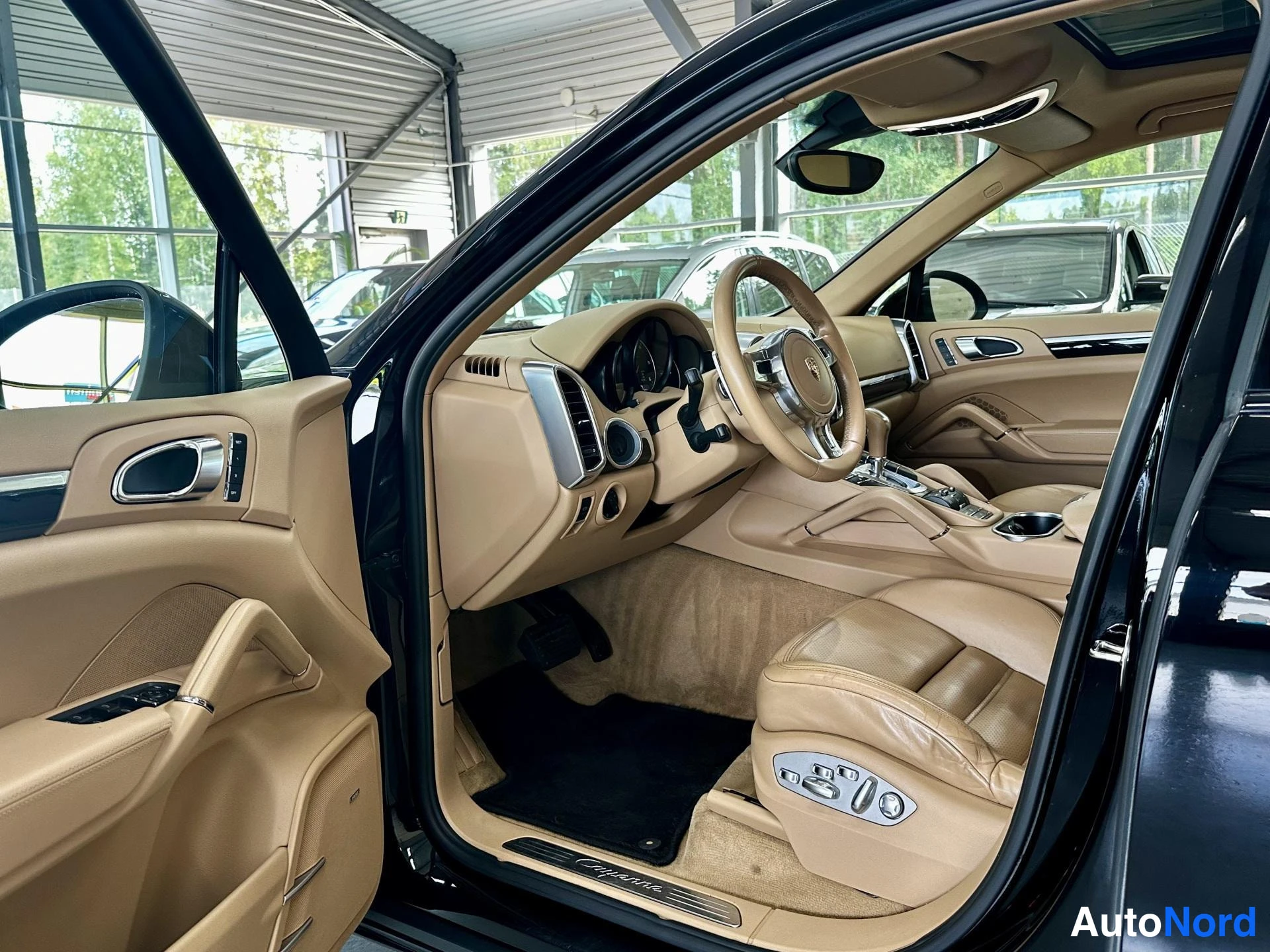 Musta Porsche Cayenne 2012, kuva 8