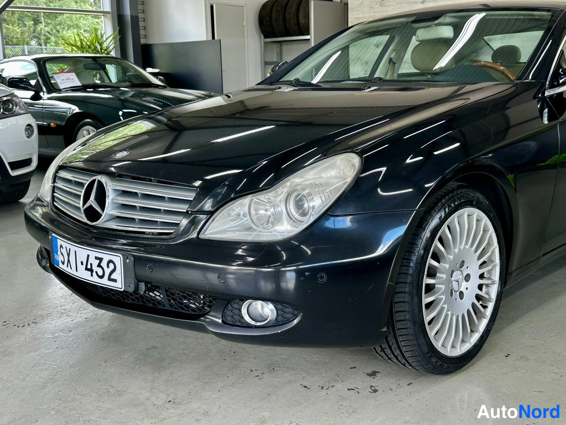 Musta Mercedes-Benz CLS 500 2006, kuva 2