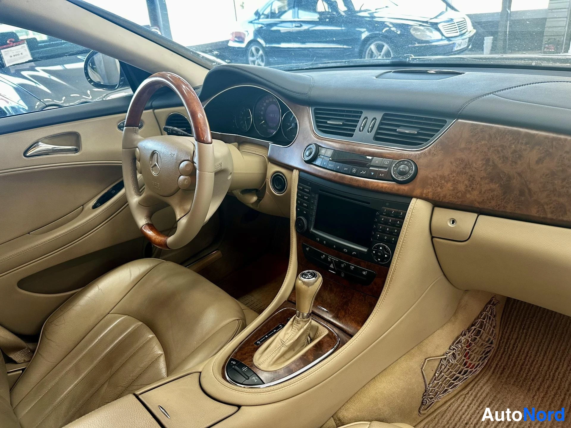 Musta Mercedes-Benz CLS 500 2006, kuva 10
