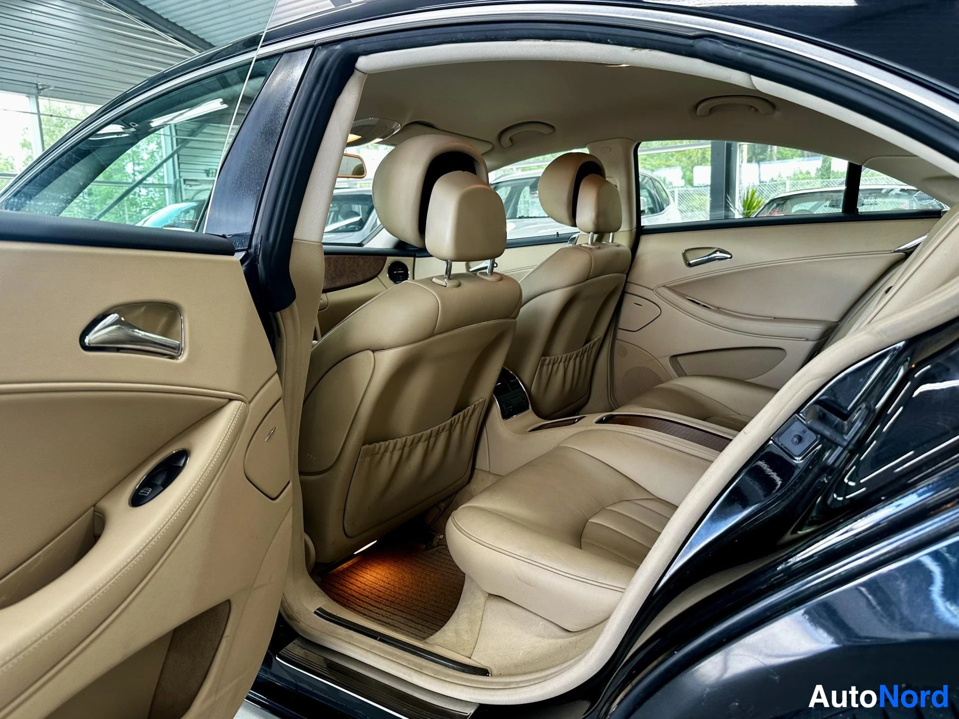 Musta Mercedes-Benz CLS 500 2006, kuva 14