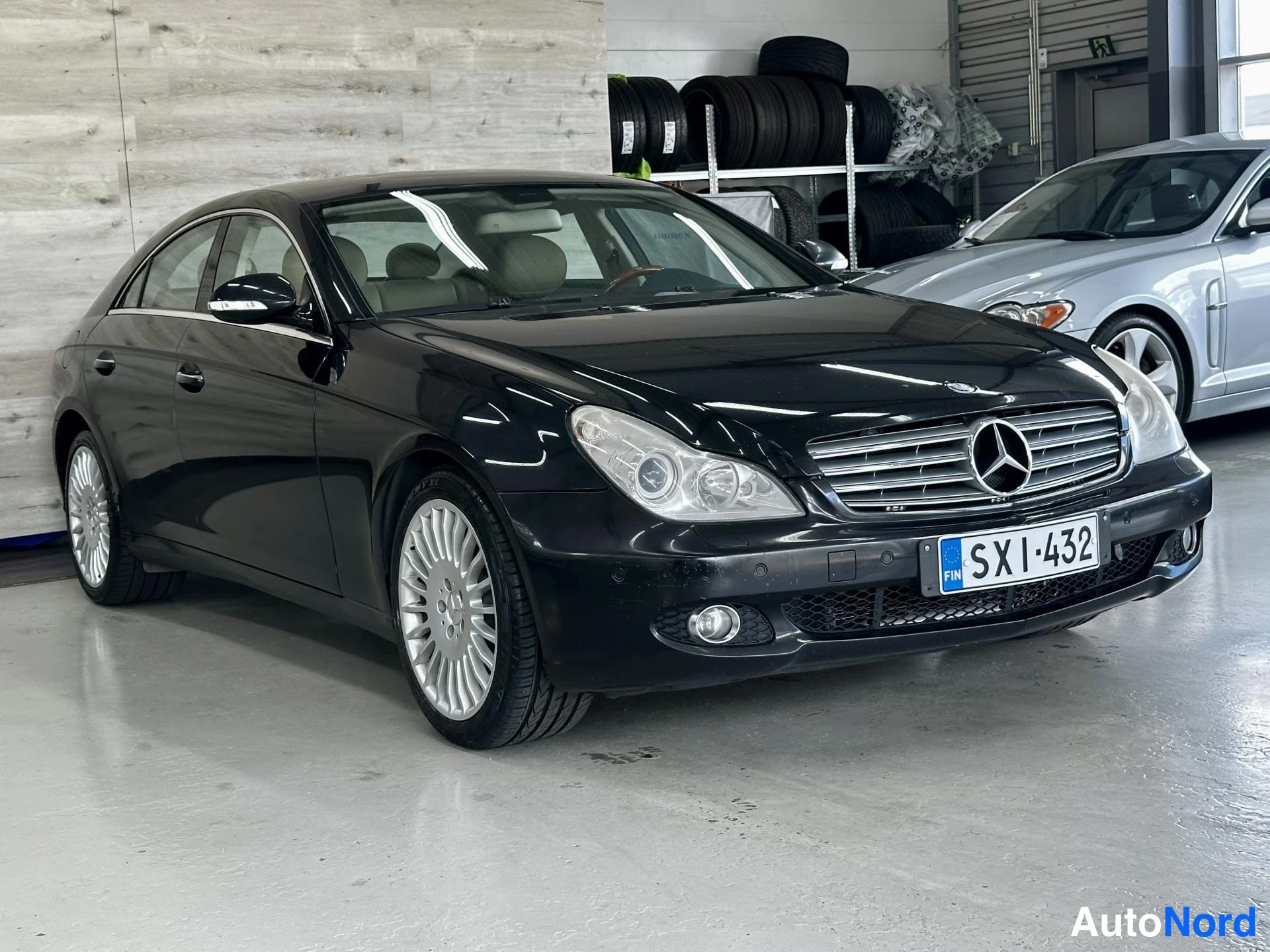 Musta Mercedes-Benz CLS 500 2006, kuva 3