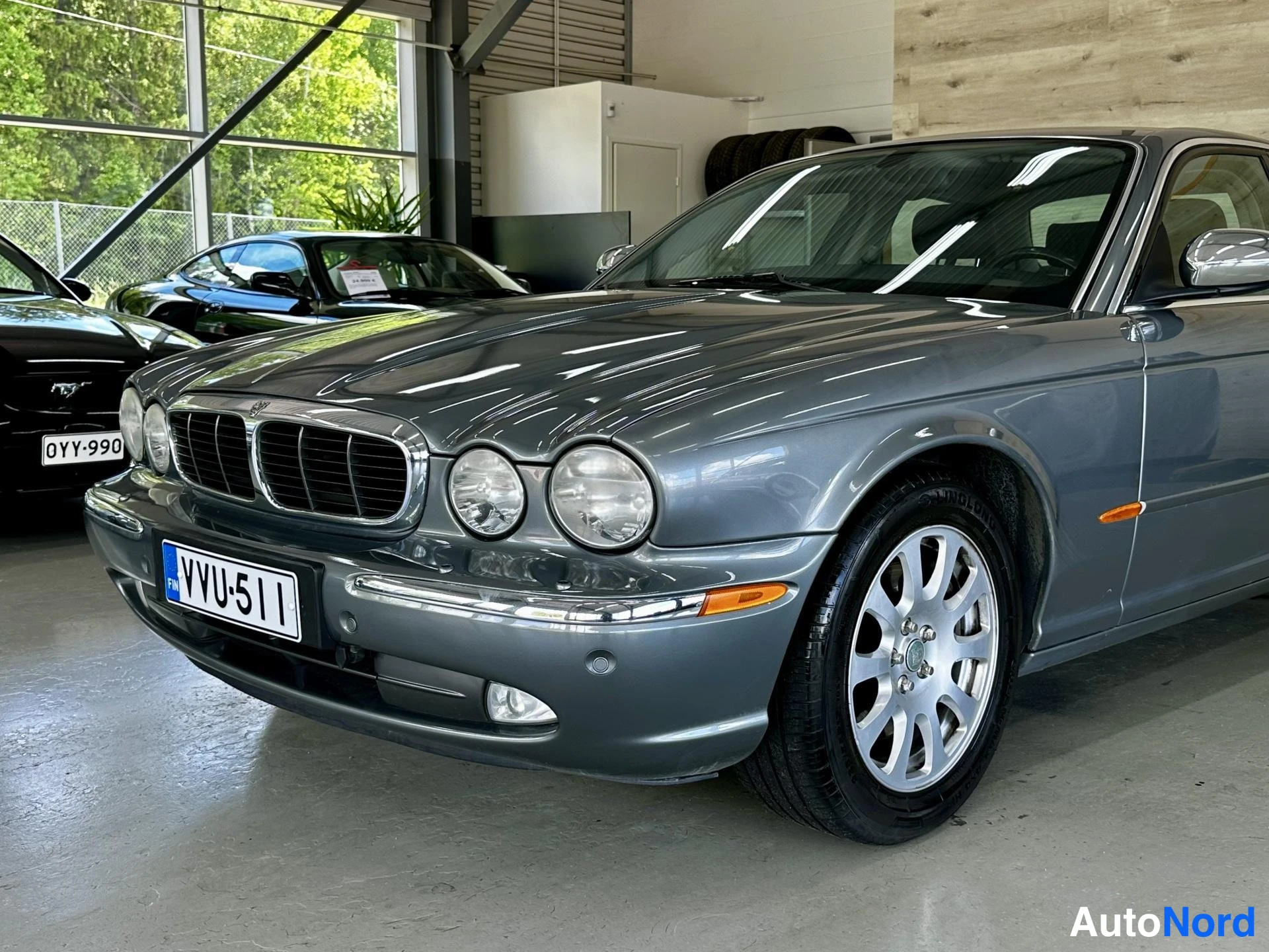 Harmaa Jaguar XJ 2003, kuva 2