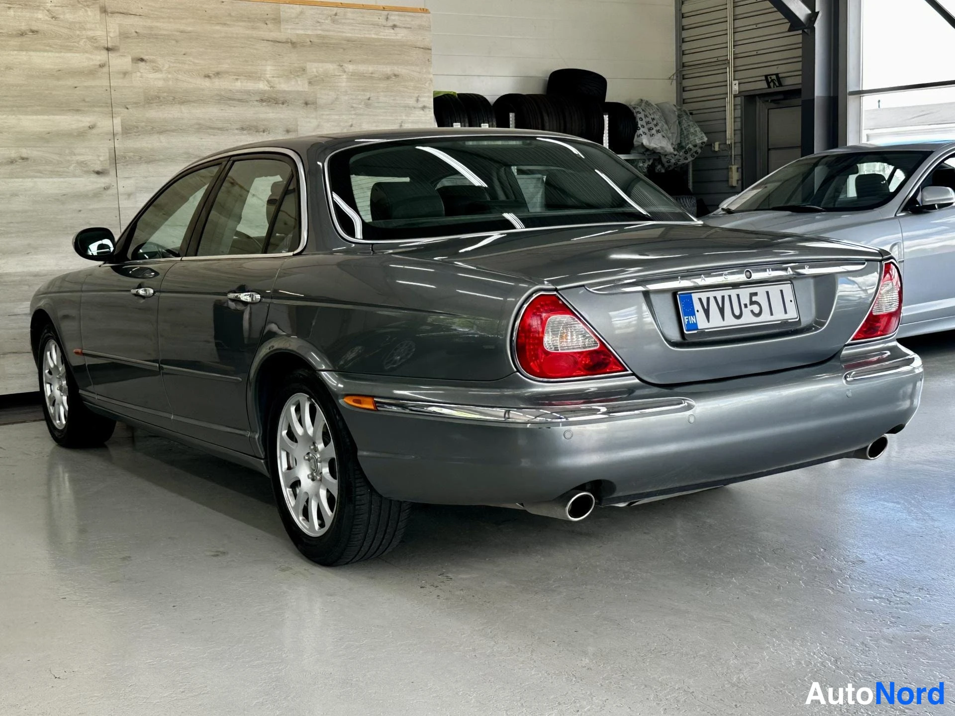 Harmaa Jaguar XJ 2003, kuva 6