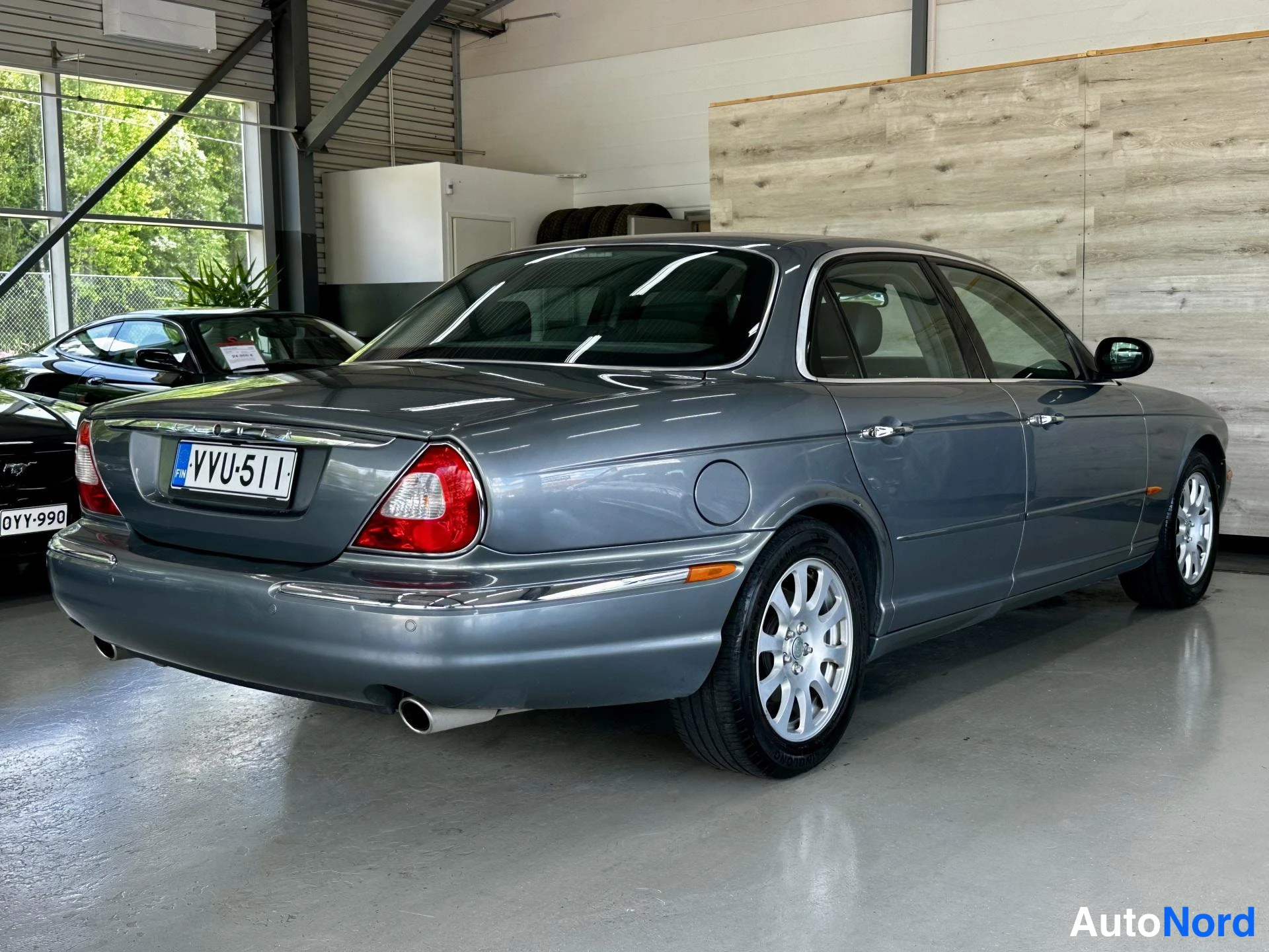 Harmaa Jaguar XJ 2003, kuva 5