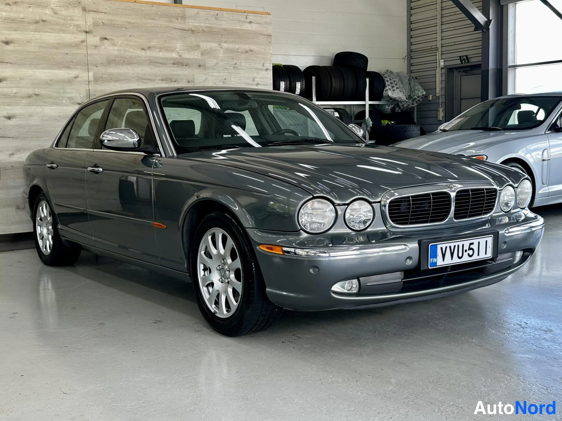 Harmaa Jaguar XJ 2003, kuva 3