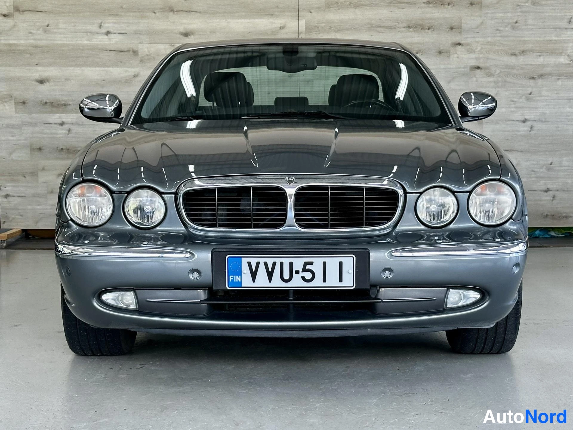Harmaa Jaguar XJ 2003, kuva 4