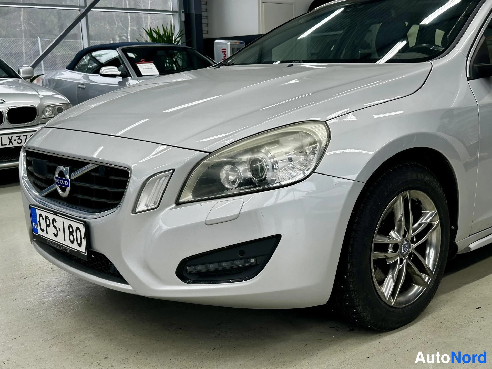 Harmaa Volvo V60 2013, kuva 3