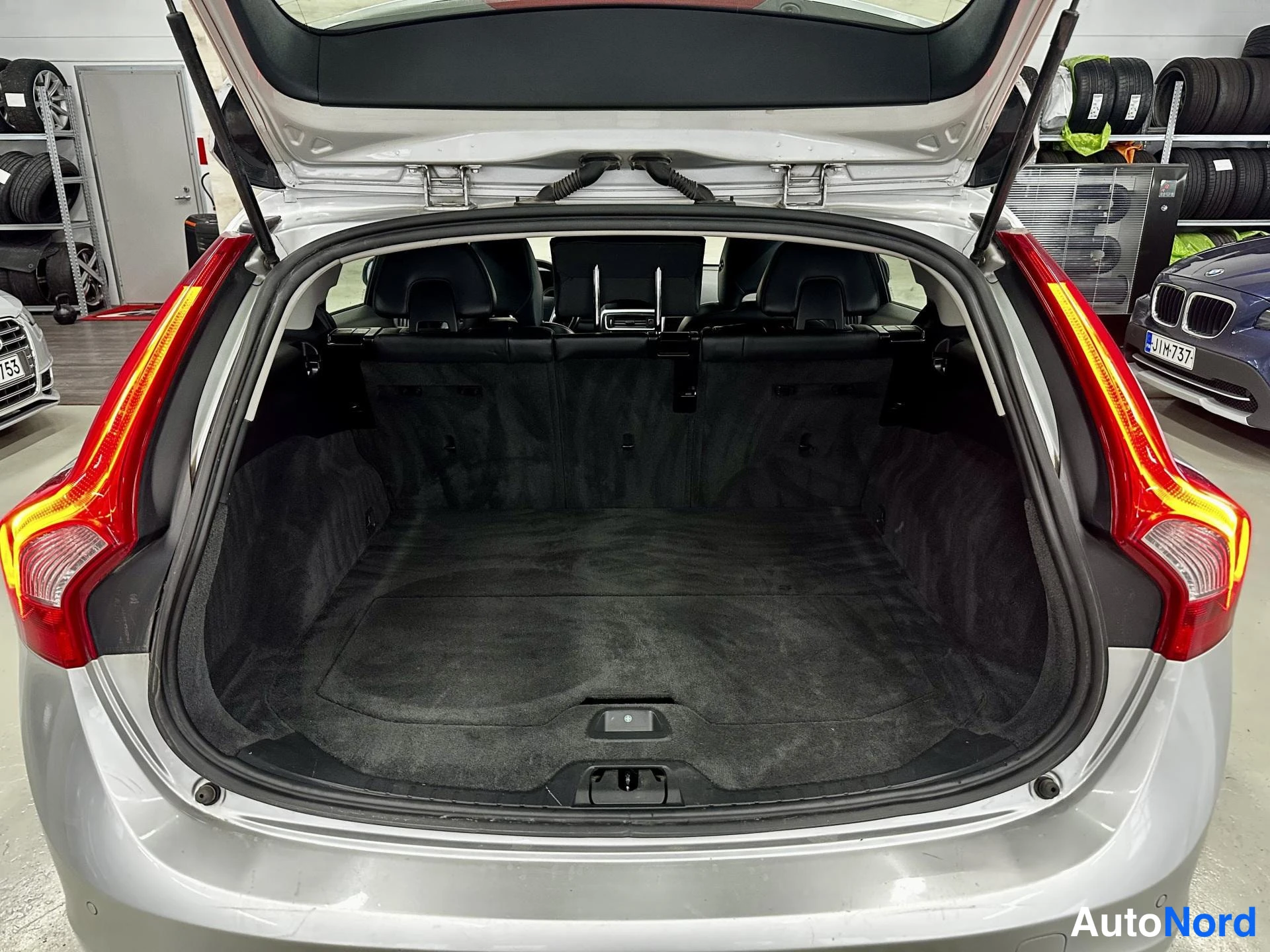 Harmaa Volvo V60 2013, kuva 14