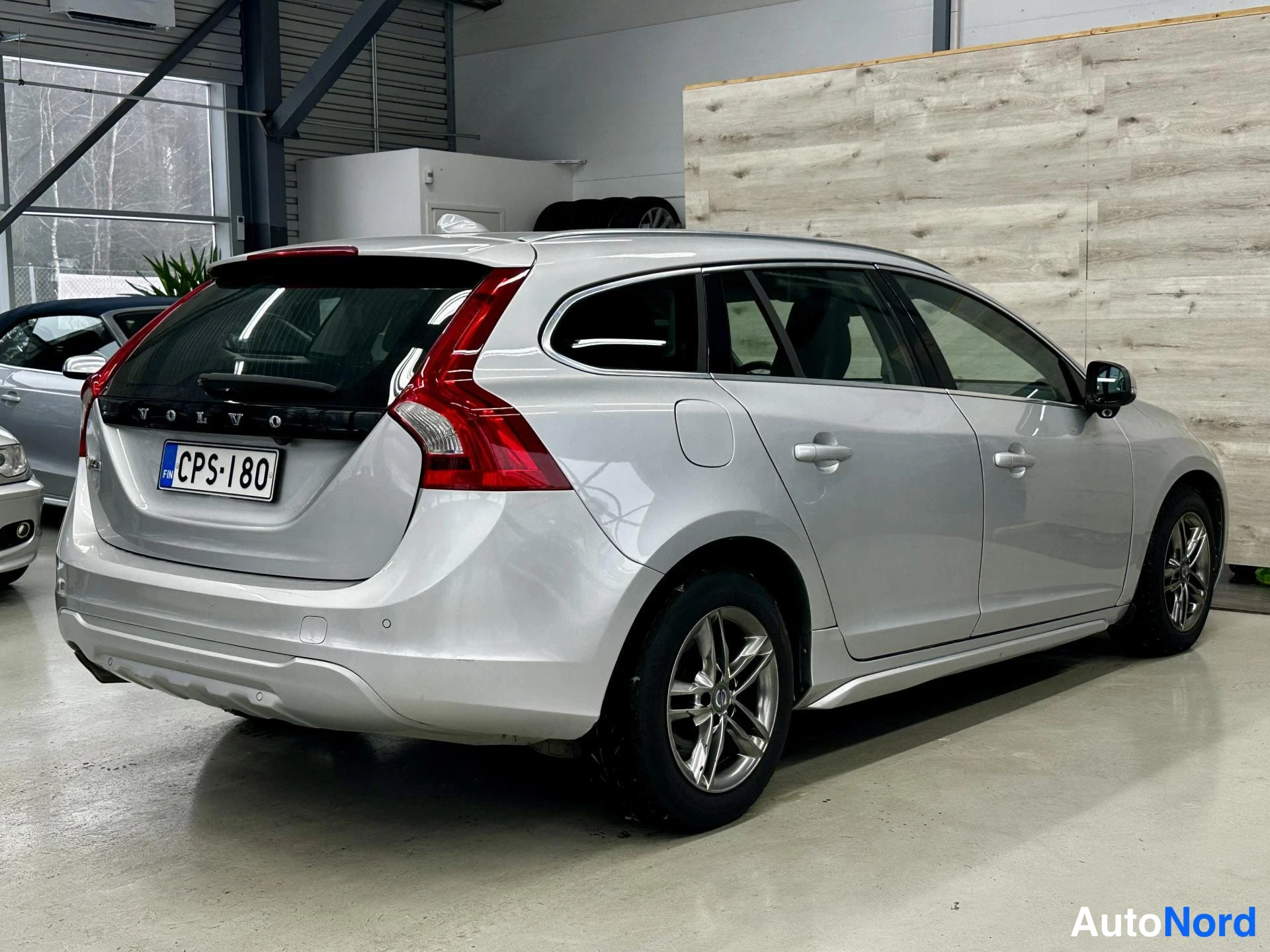 Harmaa Volvo V60 2013, kuva 6