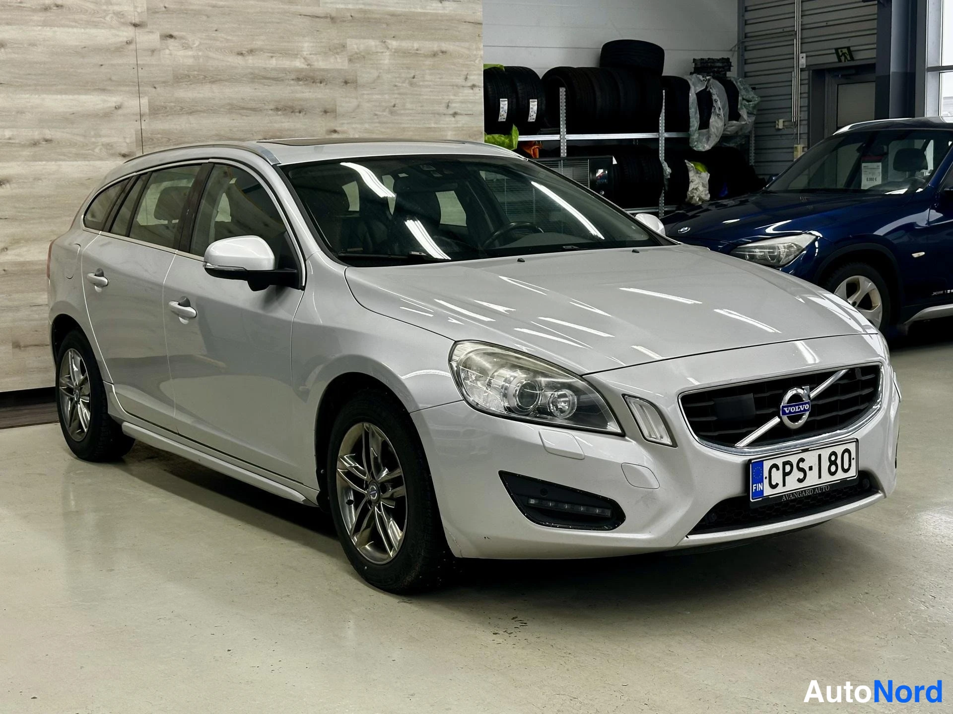 Harmaa Volvo V60 2013, kuva 2