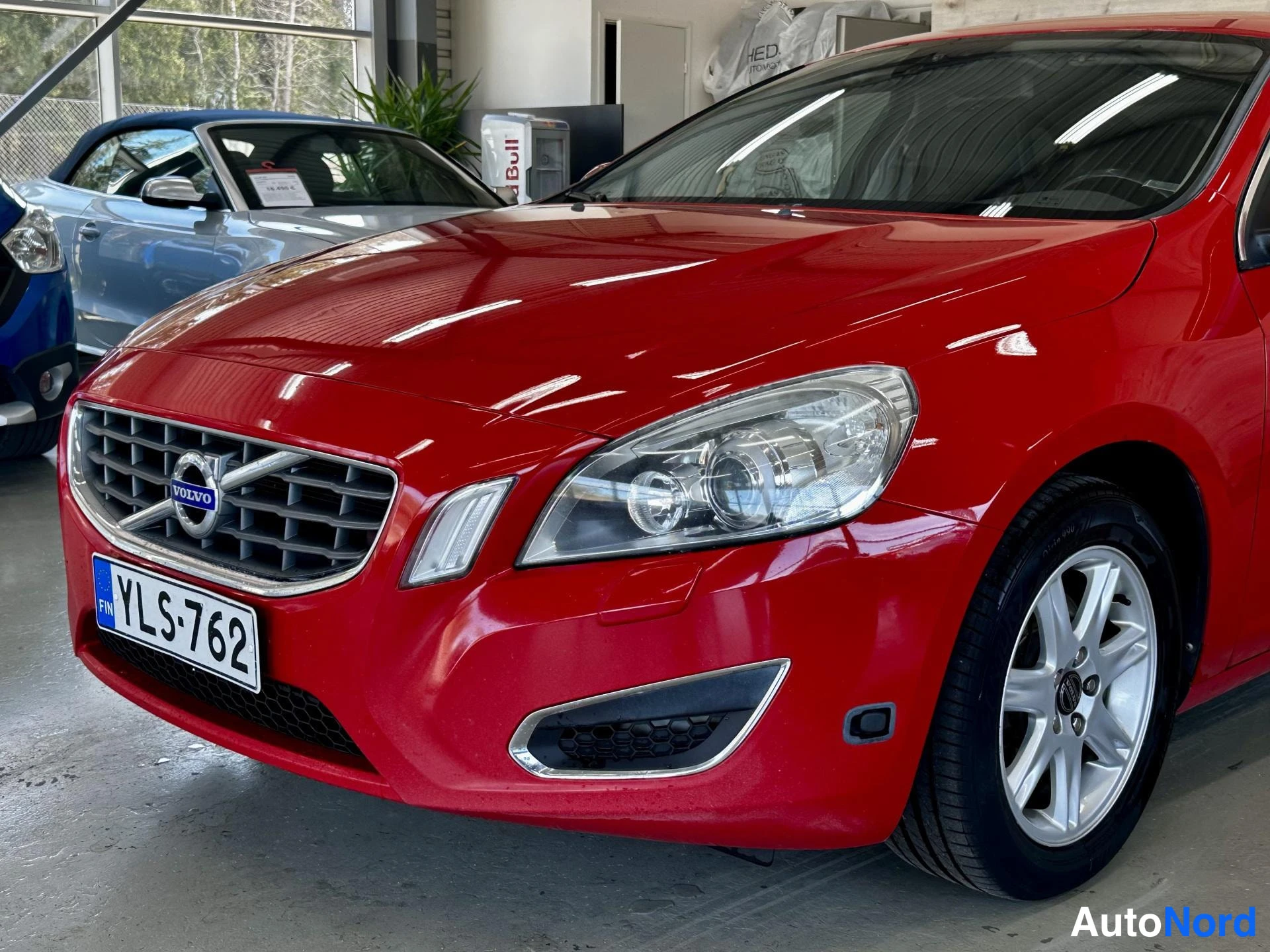 Punainen Volvo S60 2011, kuva 2