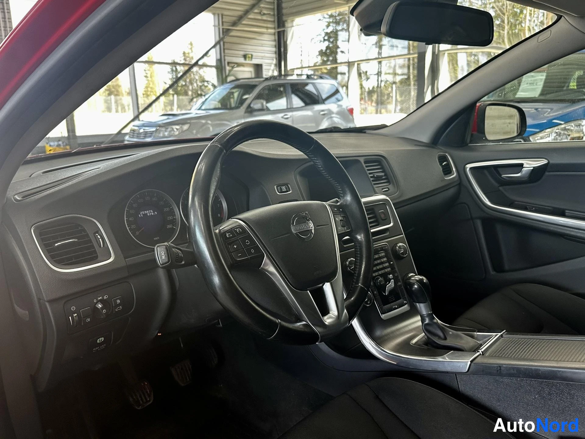 Punainen Volvo S60 2011, kuva 10