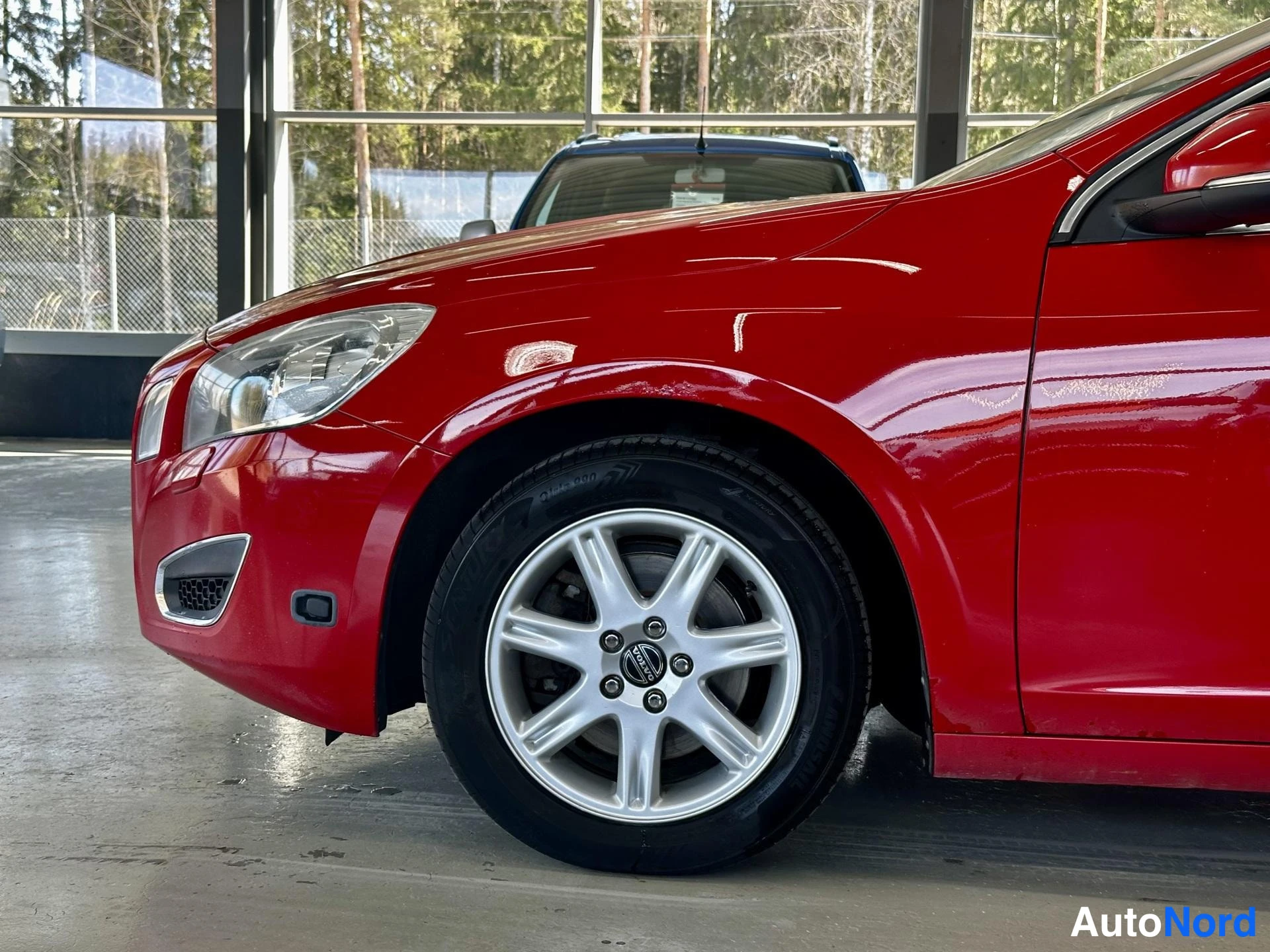 Punainen Volvo S60 2011, kuva 3
