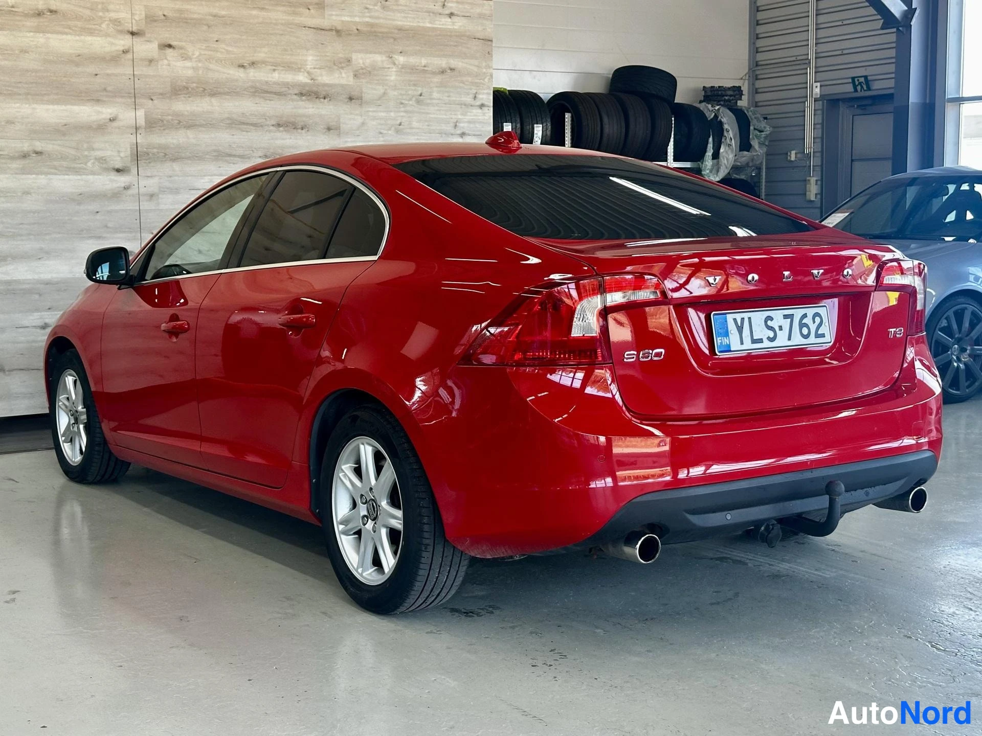 Punainen Volvo S60 2011, kuva 6