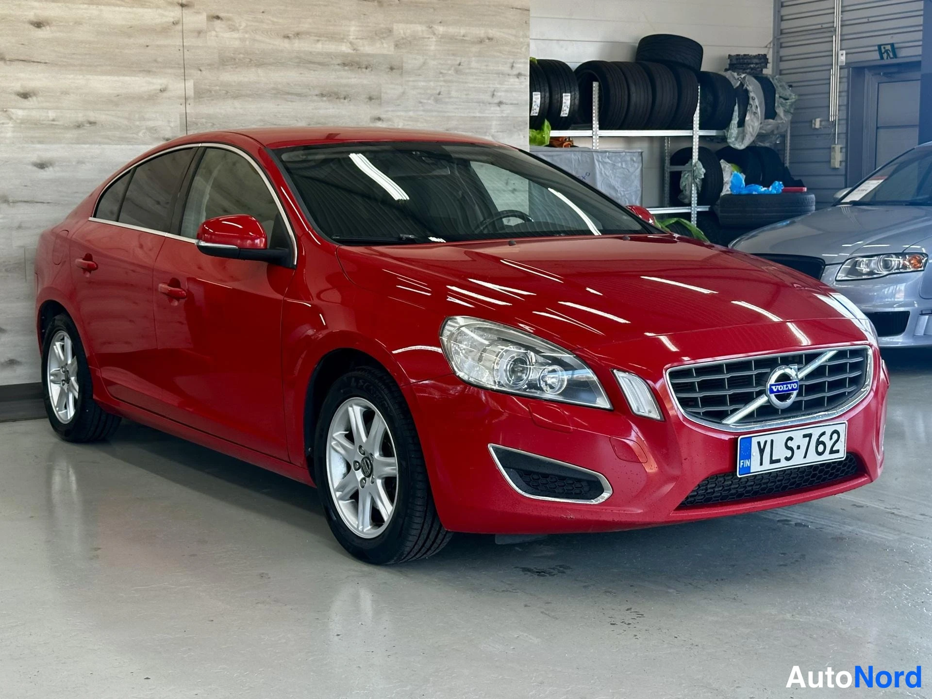 Punainen Volvo S60 2011, kuva 4