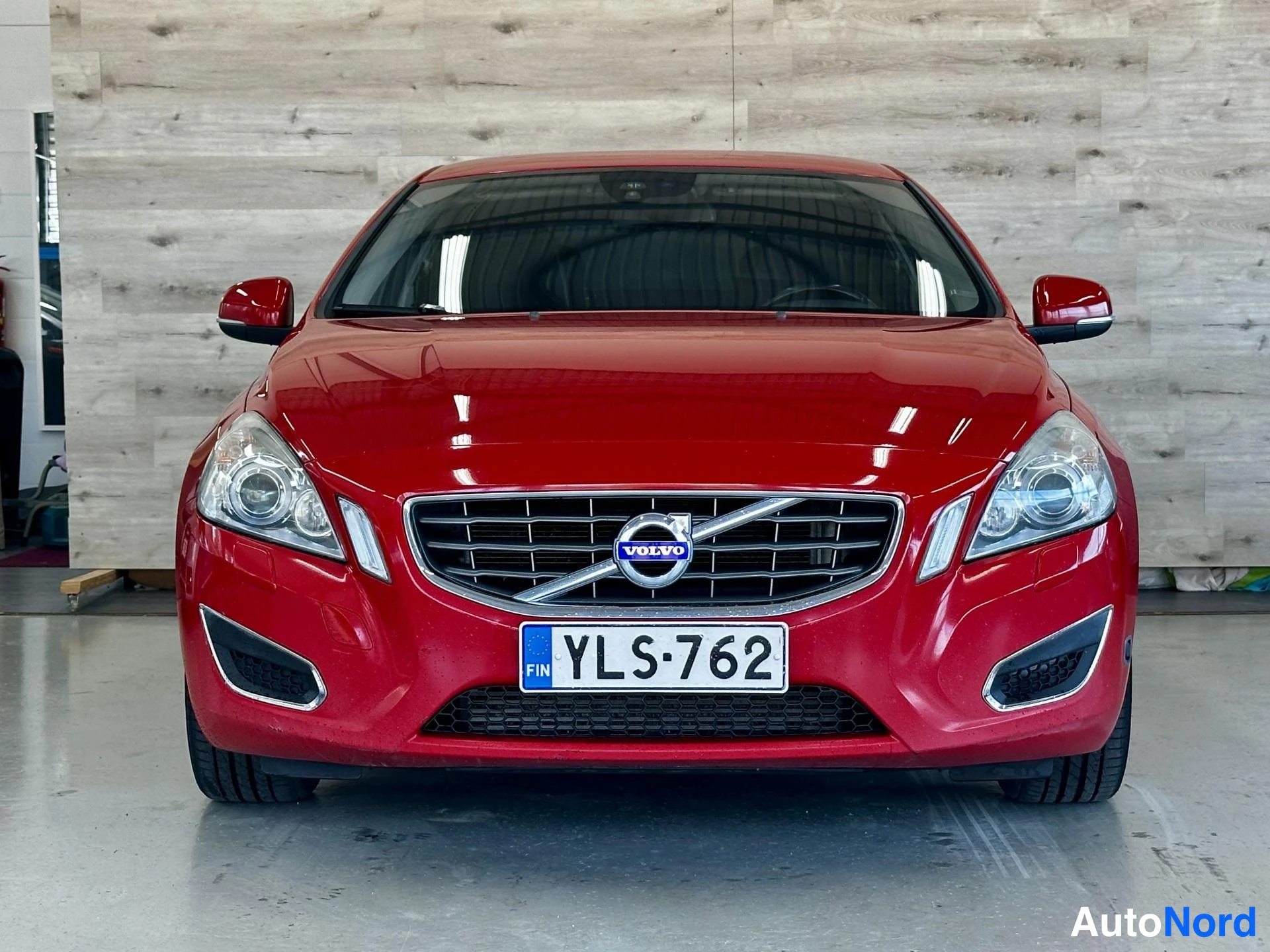 Punainen Volvo S60 2011, kuva 5