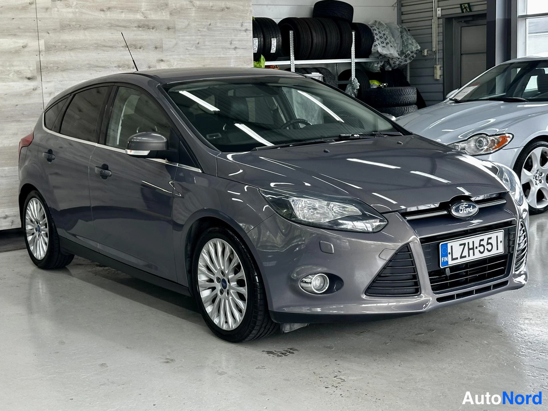 Harmaa Ford Focus 2011, kuva 2