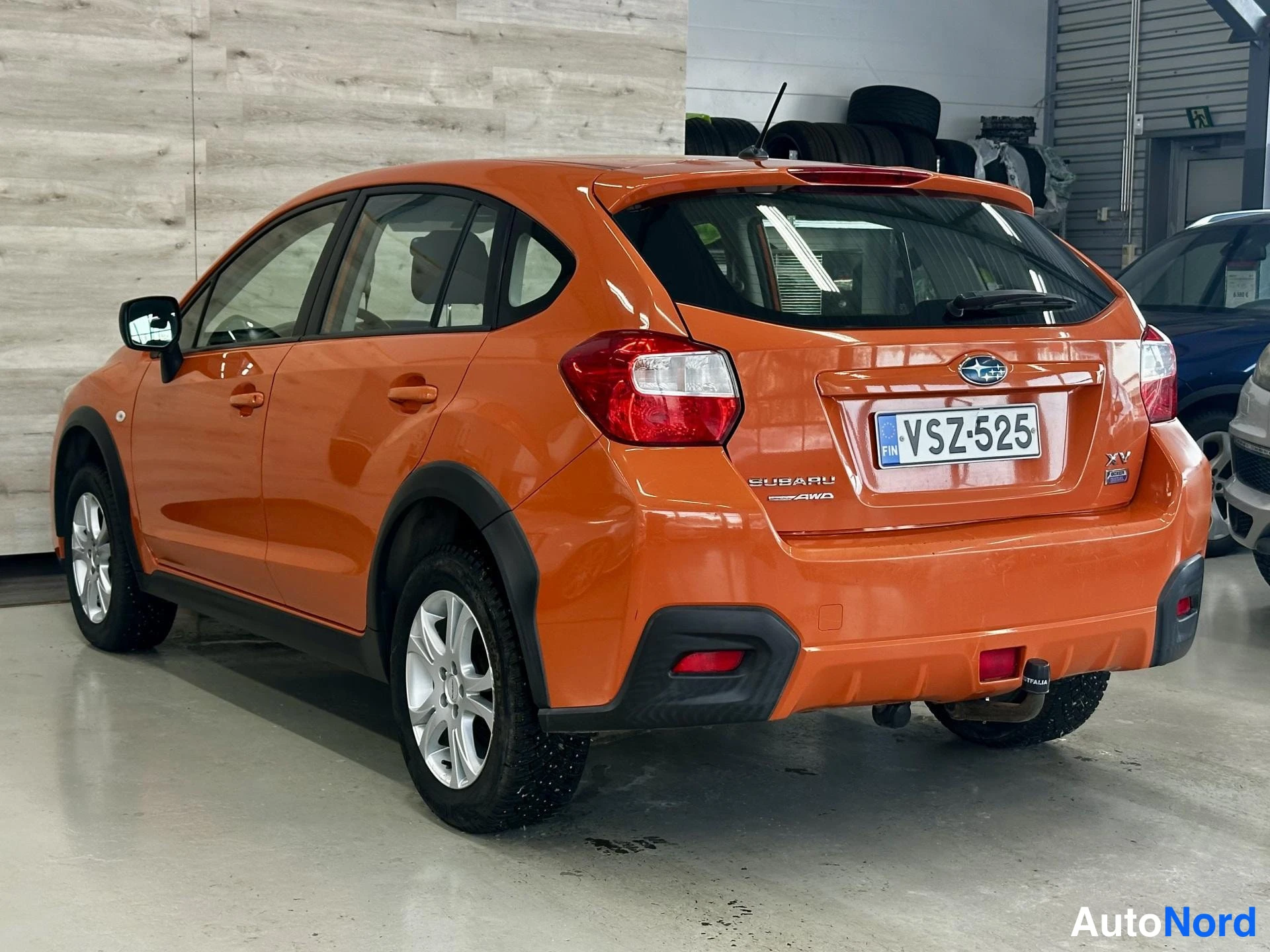 Oranssi Subaru XV 2012, kuva 4
