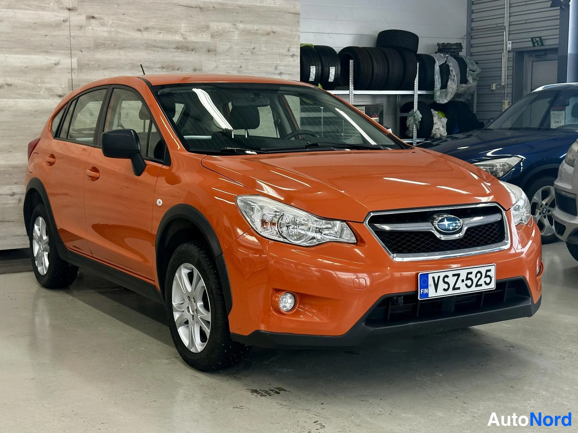 Oranssi Subaru XV 2012, kuva 2