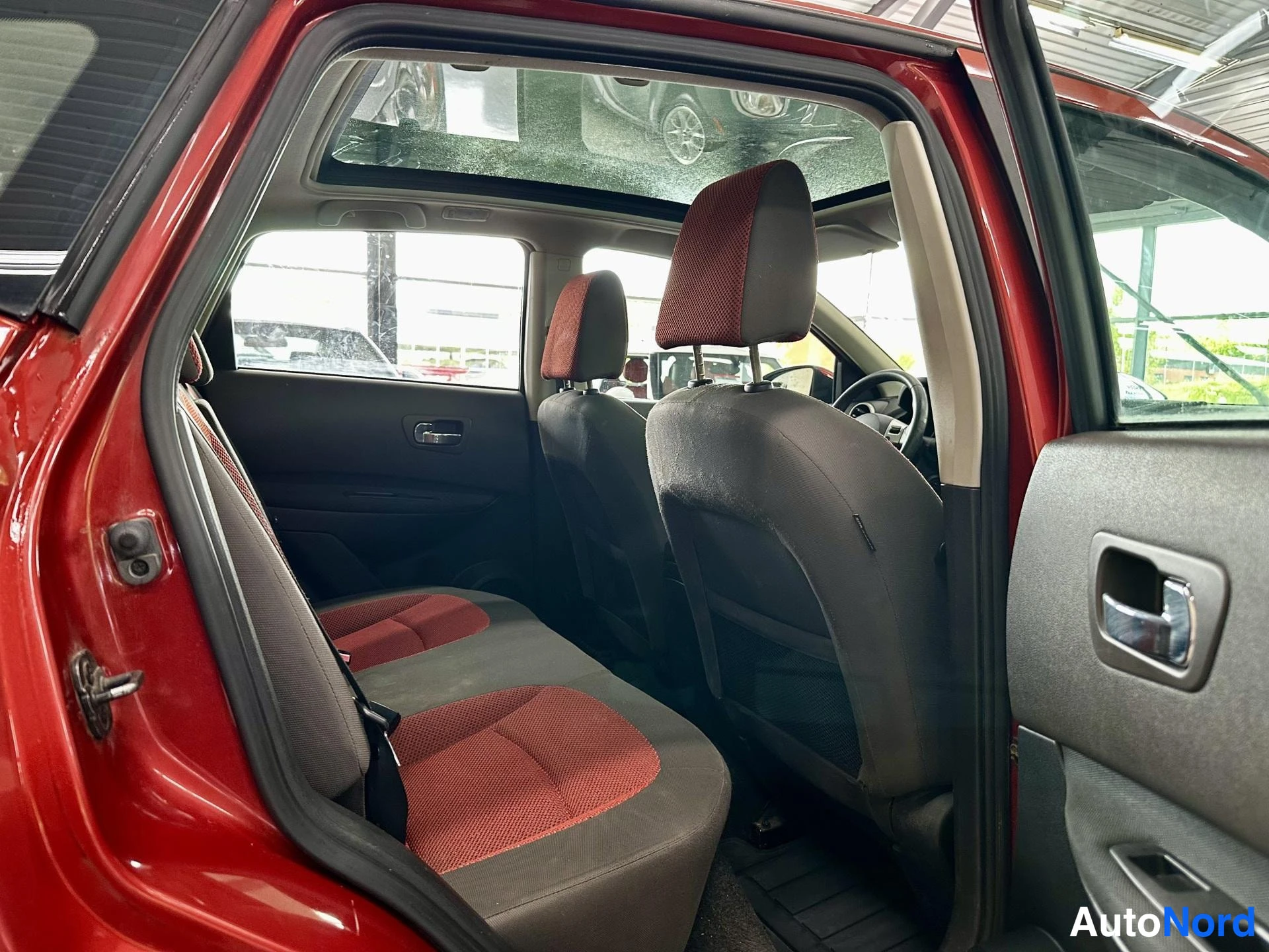 Punainen Nissan Qashqai 2007, kuva 11