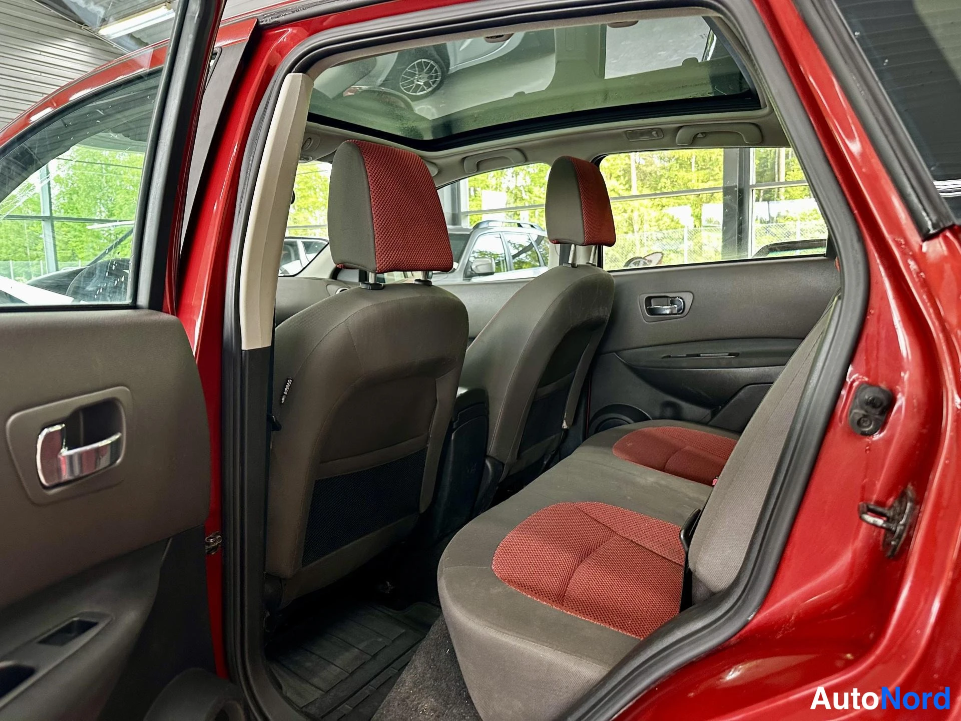 Punainen Nissan Qashqai 2007, kuva 12