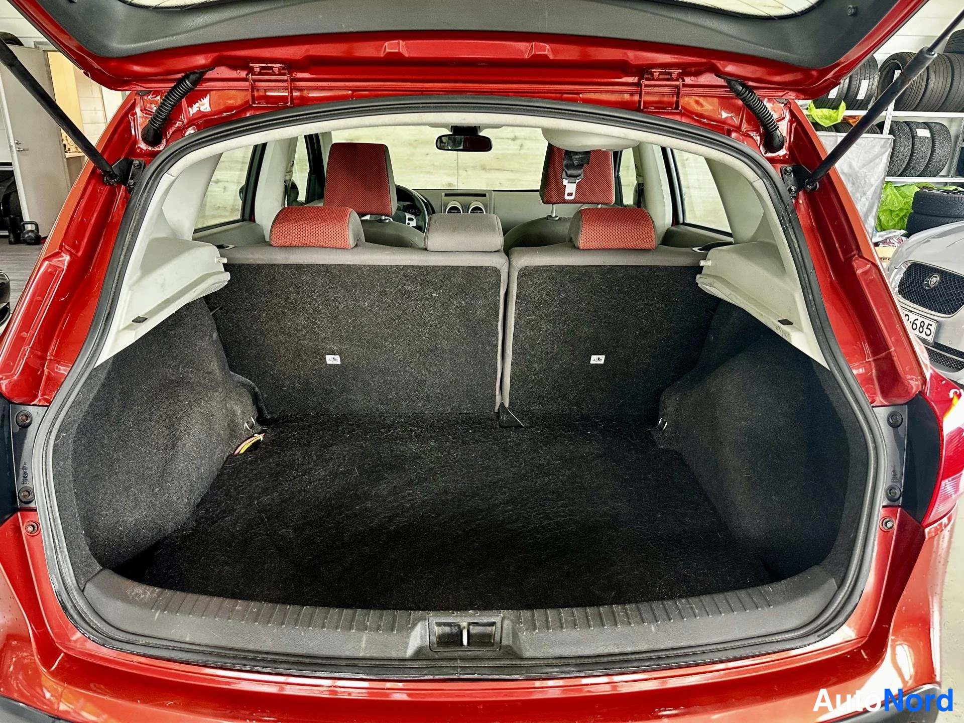 Punainen Nissan Qashqai 2007, kuva 13