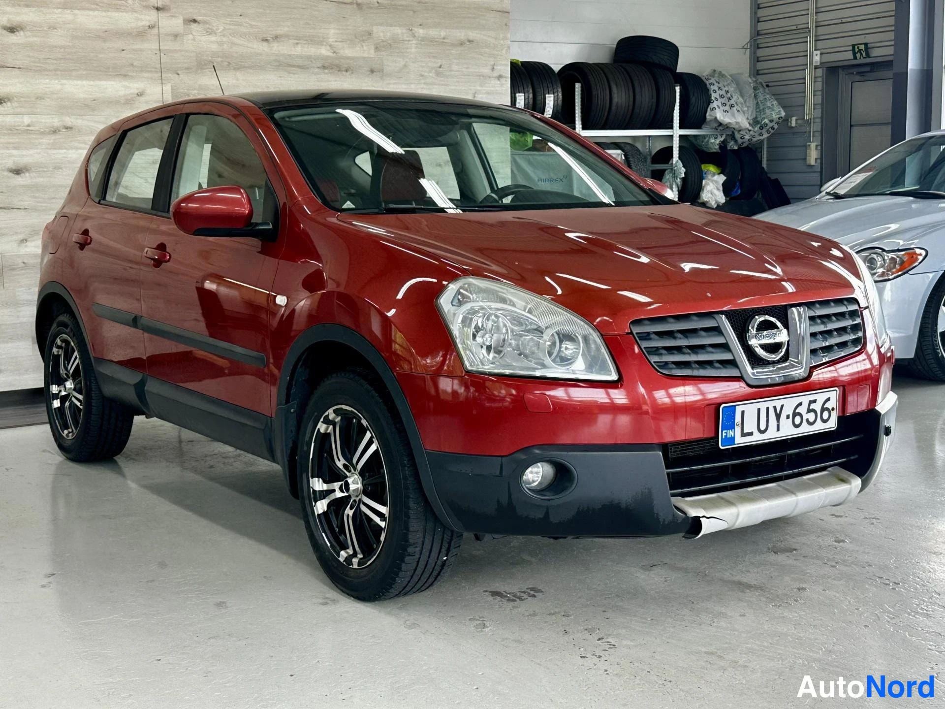 Punainen Nissan Qashqai 2007, kuva 2