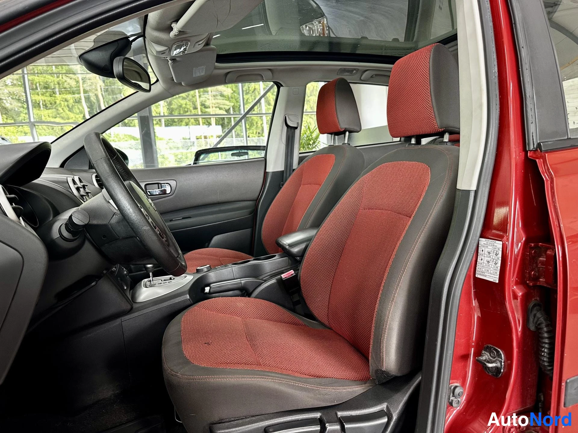 Punainen Nissan Qashqai 2007, kuva 9