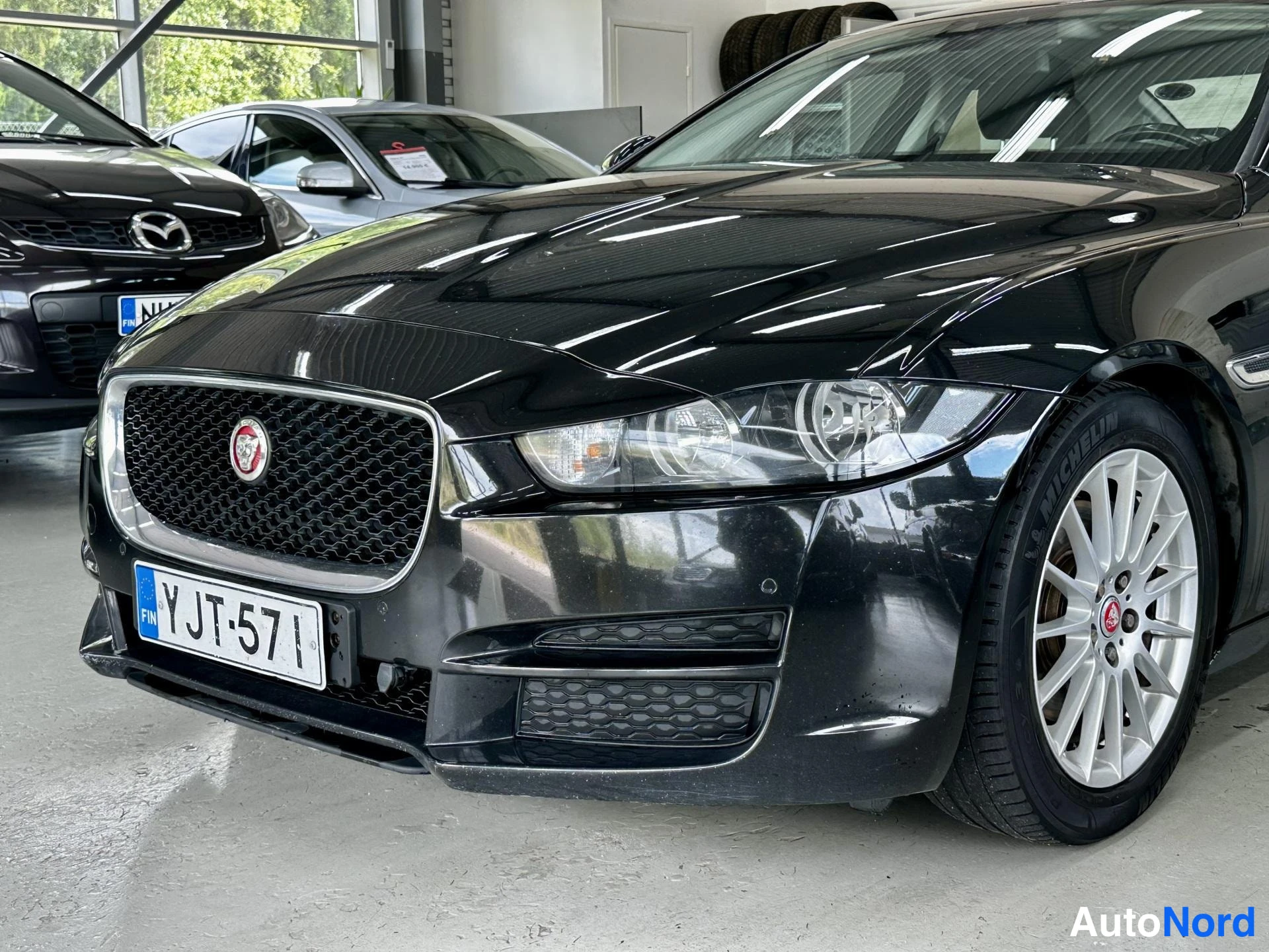 Musta Jaguar XE 2015, kuva 3
