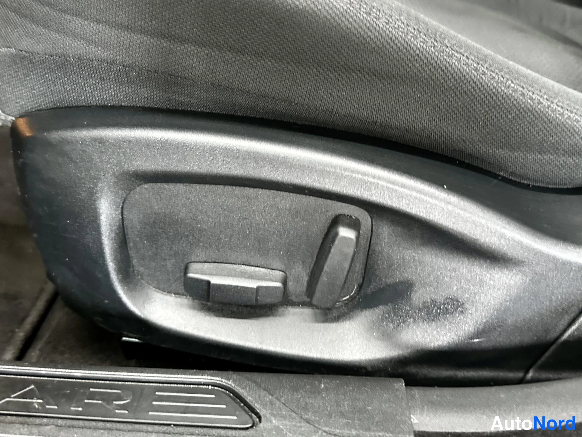 Musta Jaguar XE 2015, kuva 14